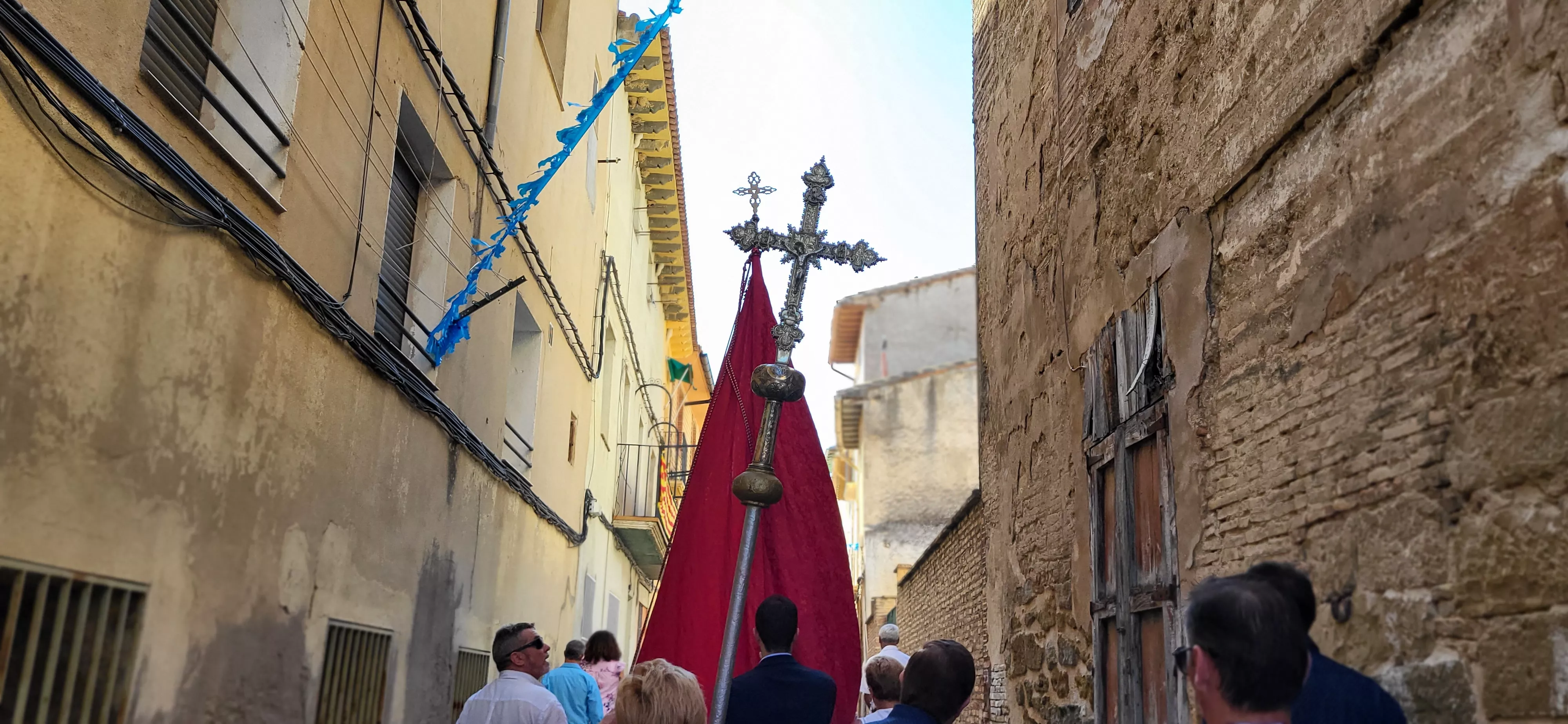 La procesión de Santa Leticia recorre la calles de Ayerbe. Foto Mercedes Manterola