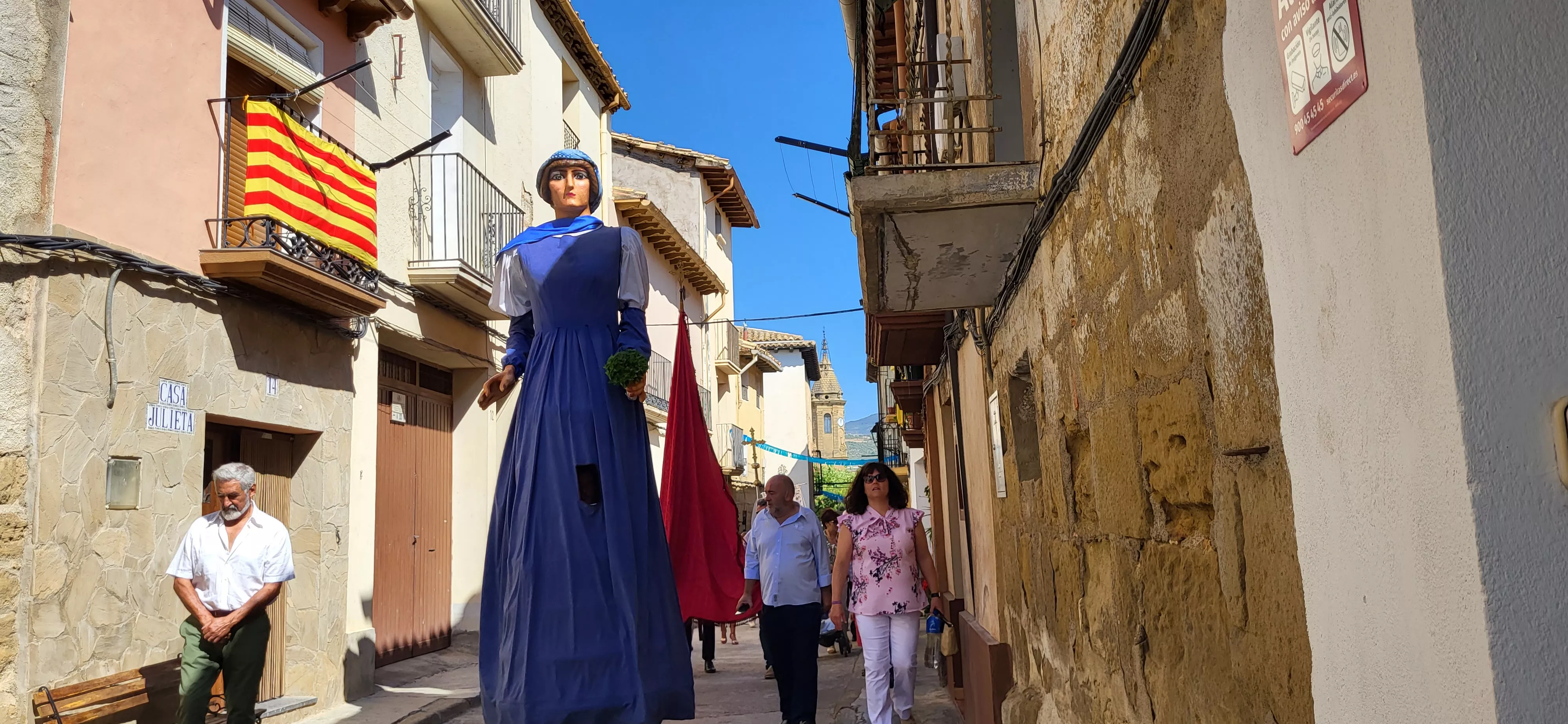 La procesión de Santa Leticia recorre la calles de Ayerbe. Foto Mercedes Manterola
