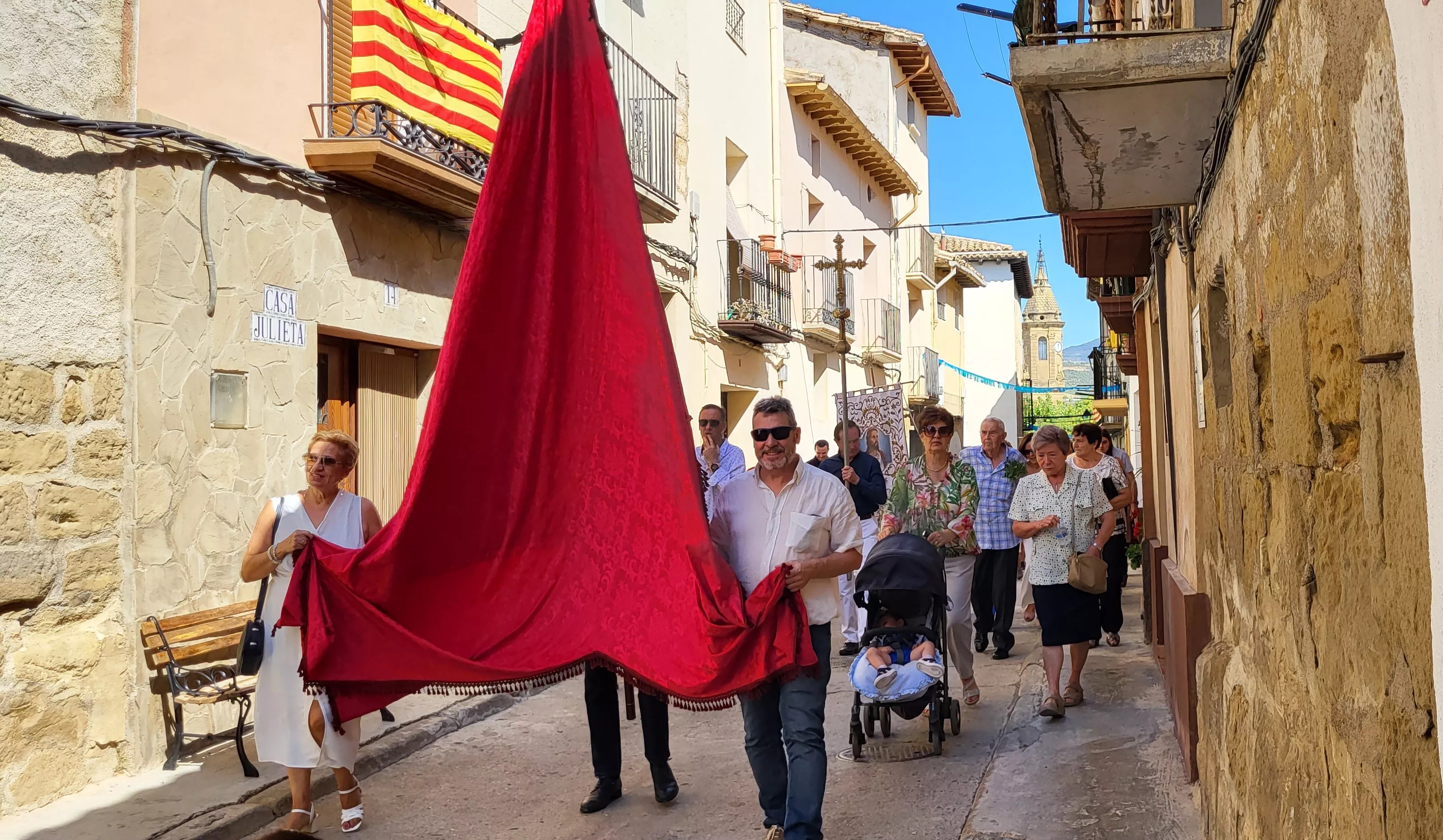 La procesión de Santa Leticia recorre la calles de Ayerbe. Foto Mercedes Manterola