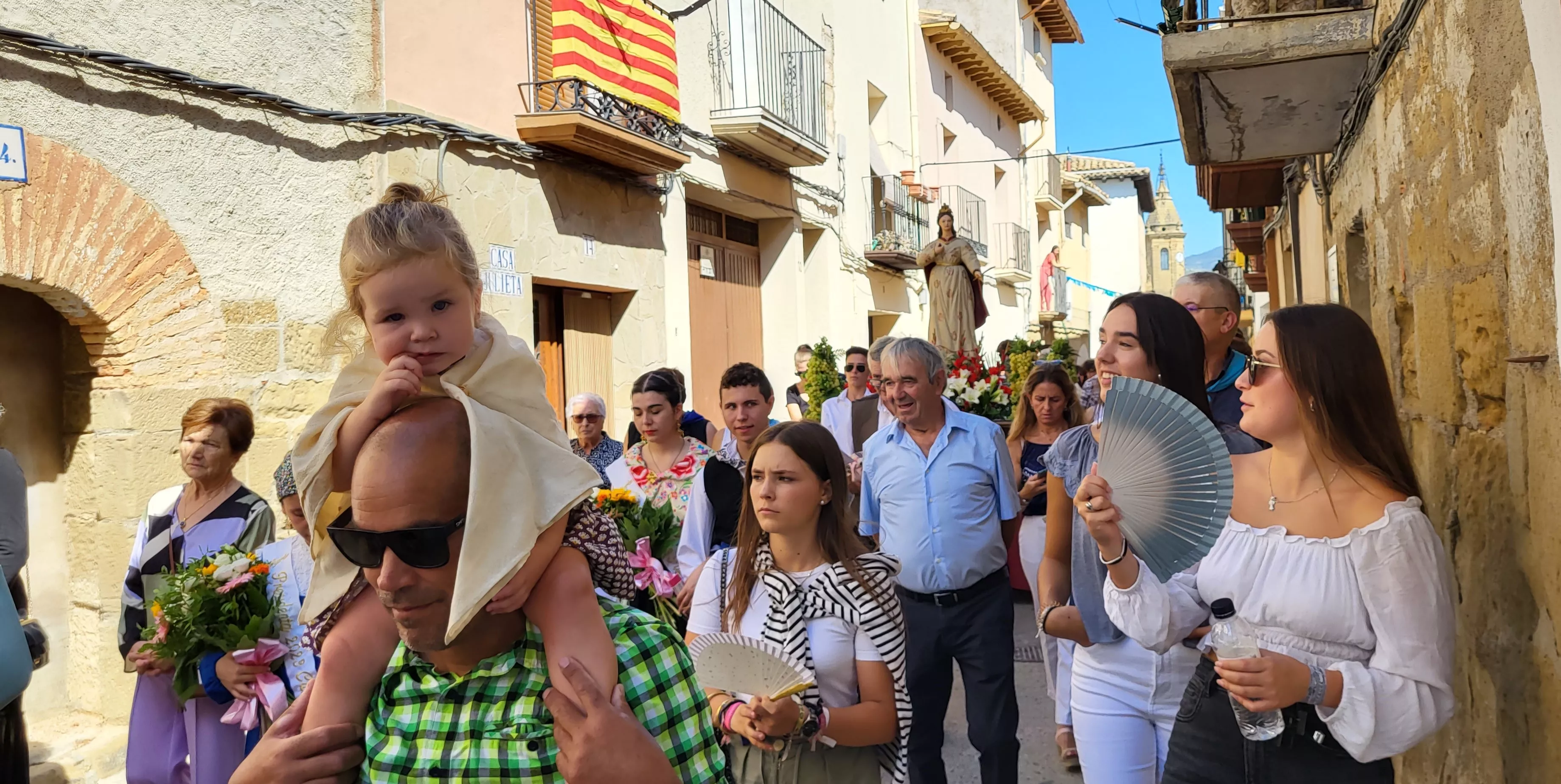 La procesión de Santa Leticia recorre la calles de Ayerbe. Foto Mercedes Manterola