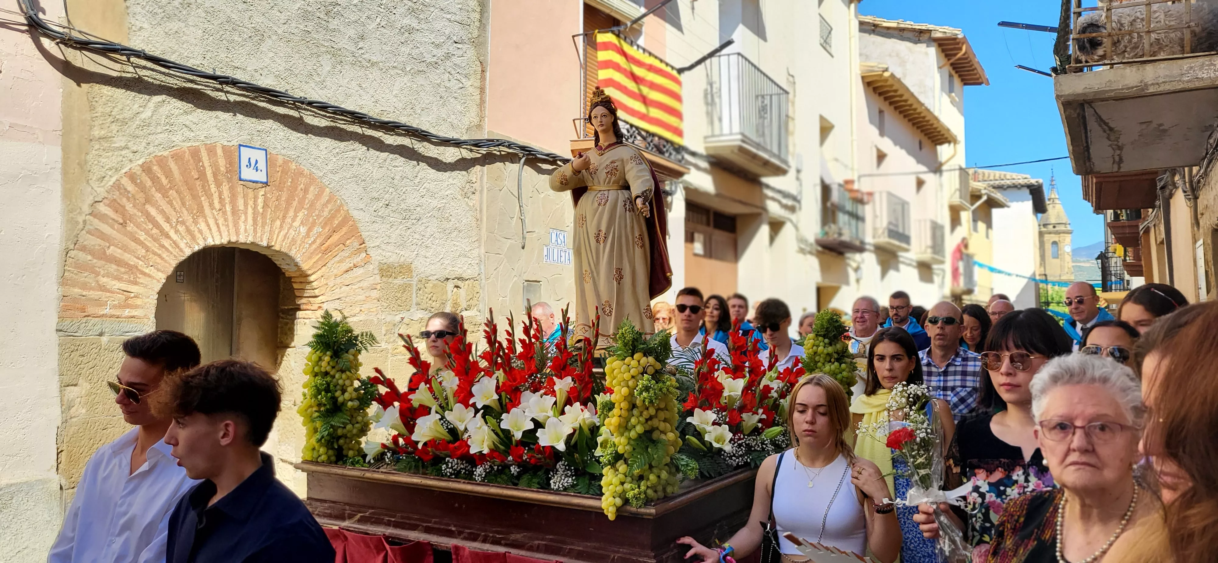 La procesión de Santa Leticia recorre la calles de Ayerbe. Foto Mercedes Manterola