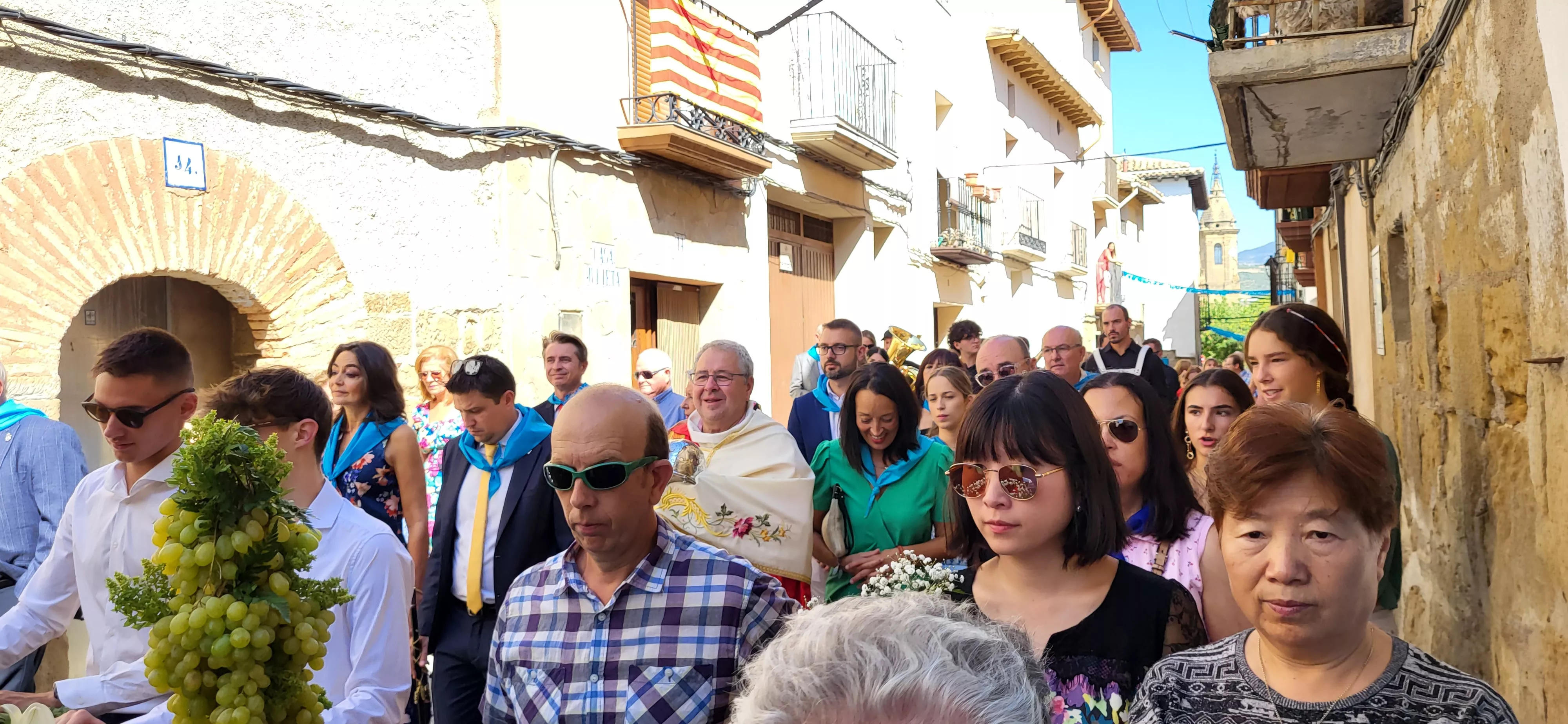 La procesión de Santa Leticia recorre la calles de Ayerbe. Foto Mercedes Manterola