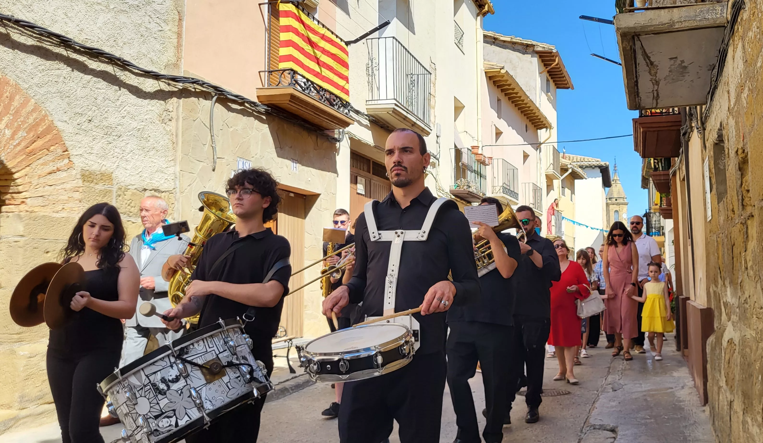 La procesión de Santa Leticia recorre la calles de Ayerbe. Foto Mercedes Manterola