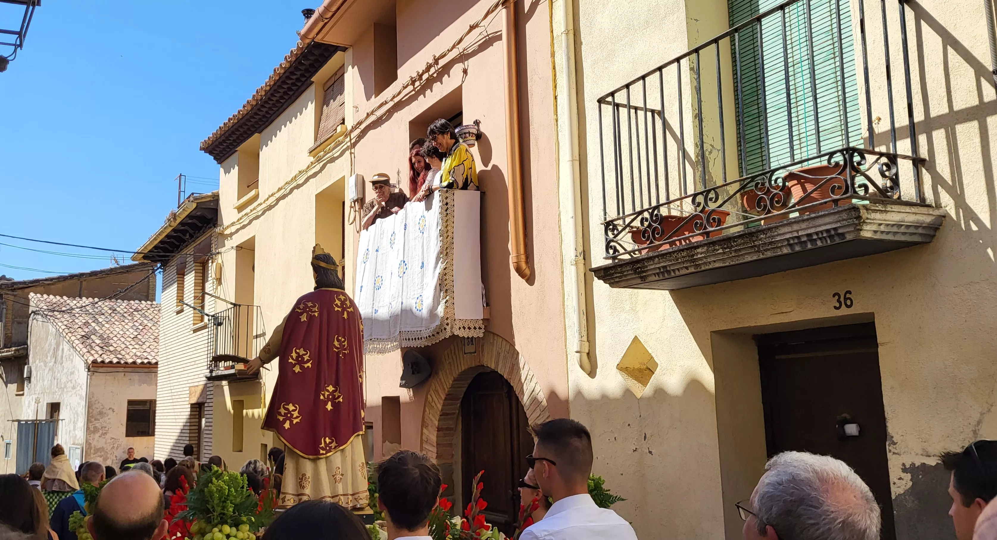 La procesión de Santa Leticia recorre la calles de Ayerbe. Foto Mercedes Manterola
