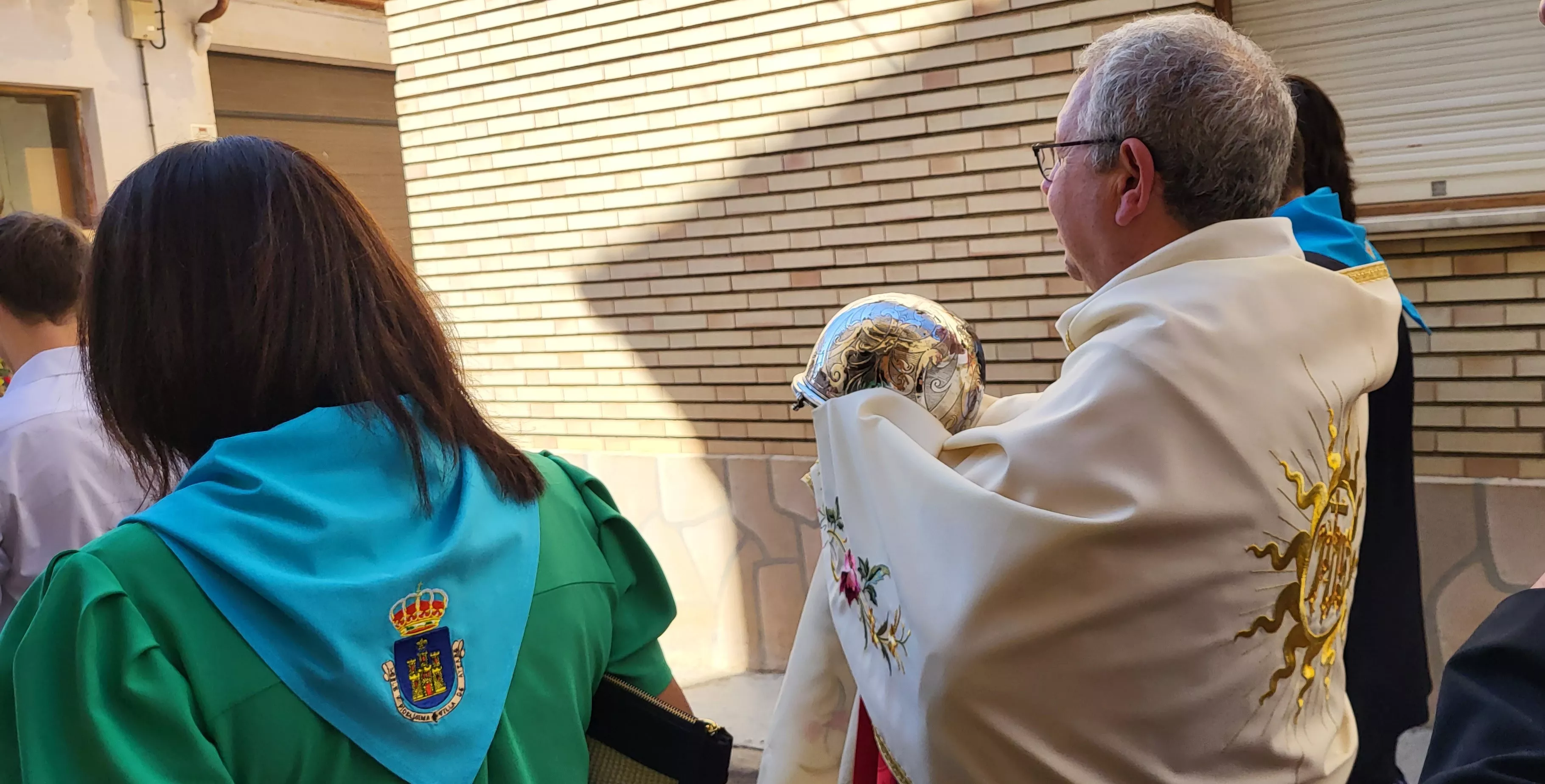 La procesión de Santa Leticia recorre la calles de Ayerbe. Foto Mercedes Manterola