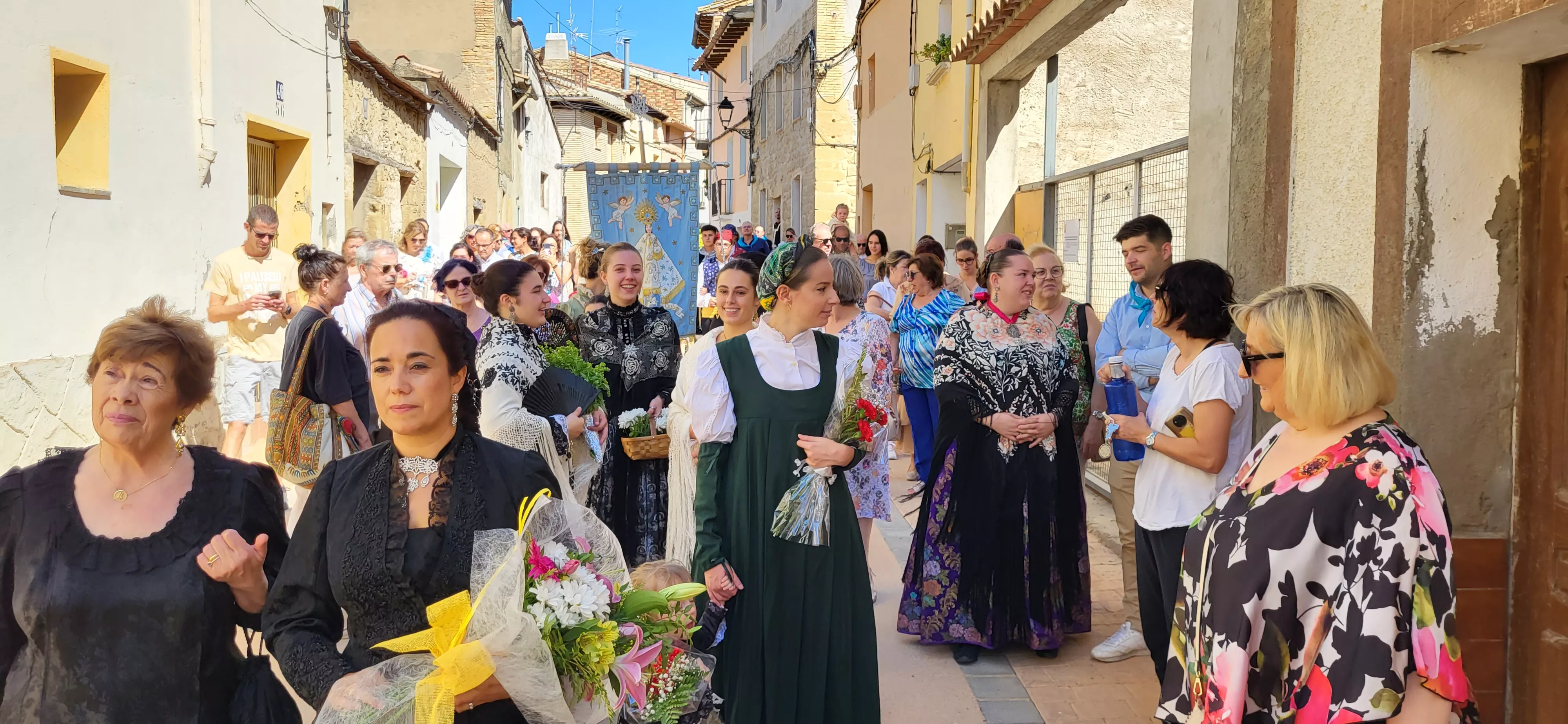 La procesión de Santa Leticia recorre la calles de Ayerbe. Foto Mercedes Manterola