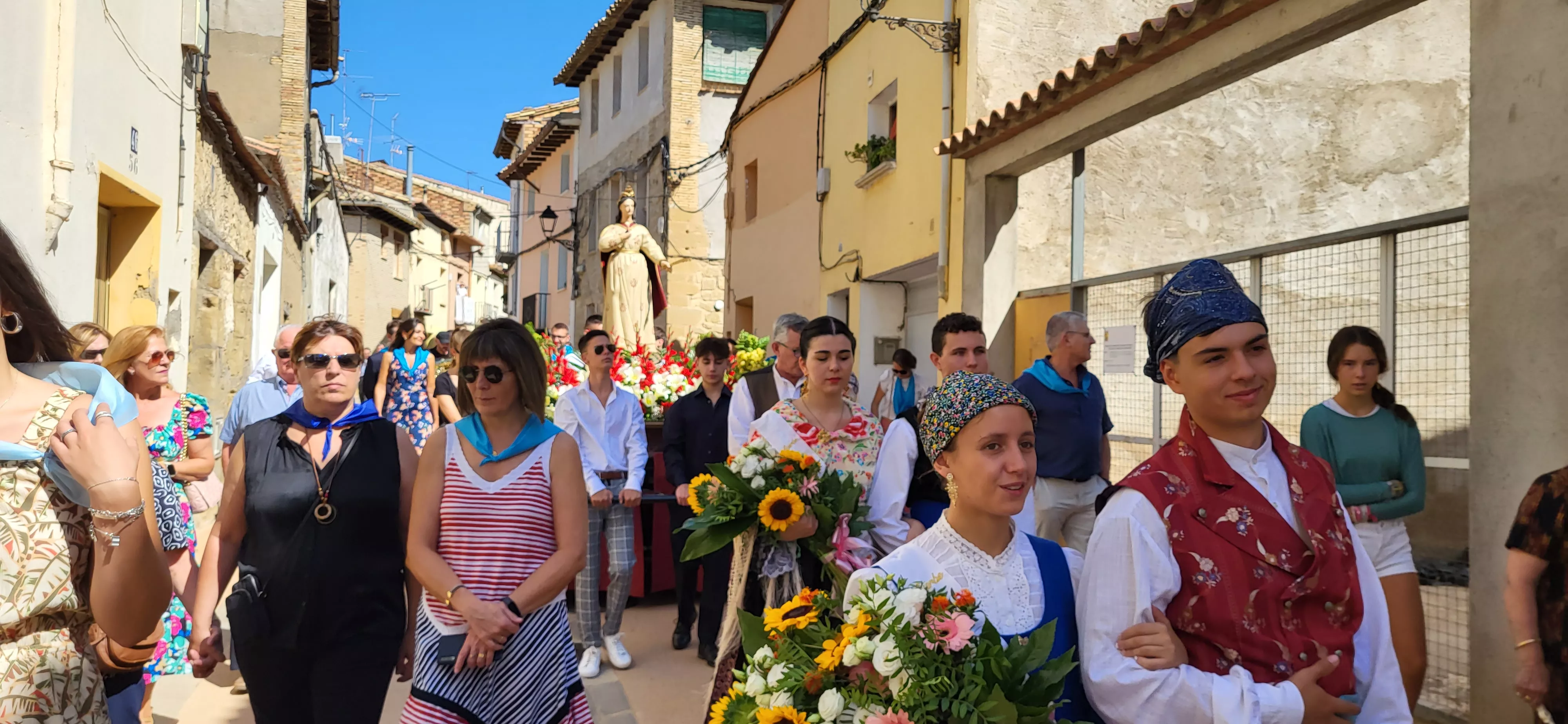 La procesión de Santa Leticia recorre la calles de Ayerbe. Foto Mercedes Manterola