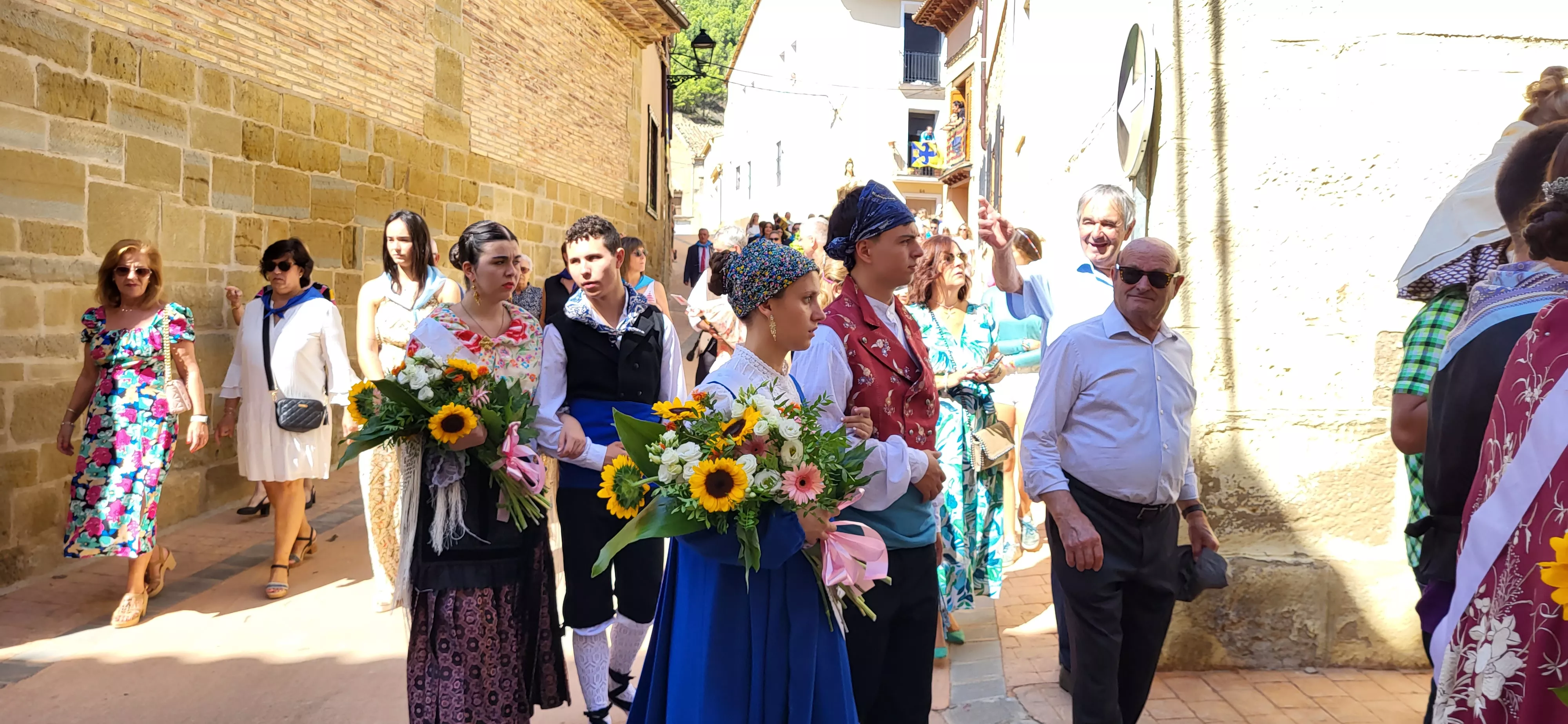 La procesión de Santa Leticia recorre la calles de Ayerbe. Foto Mercedes Manterola