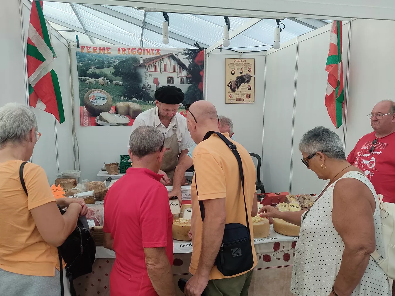 Público en uno de los puestos de la carpa