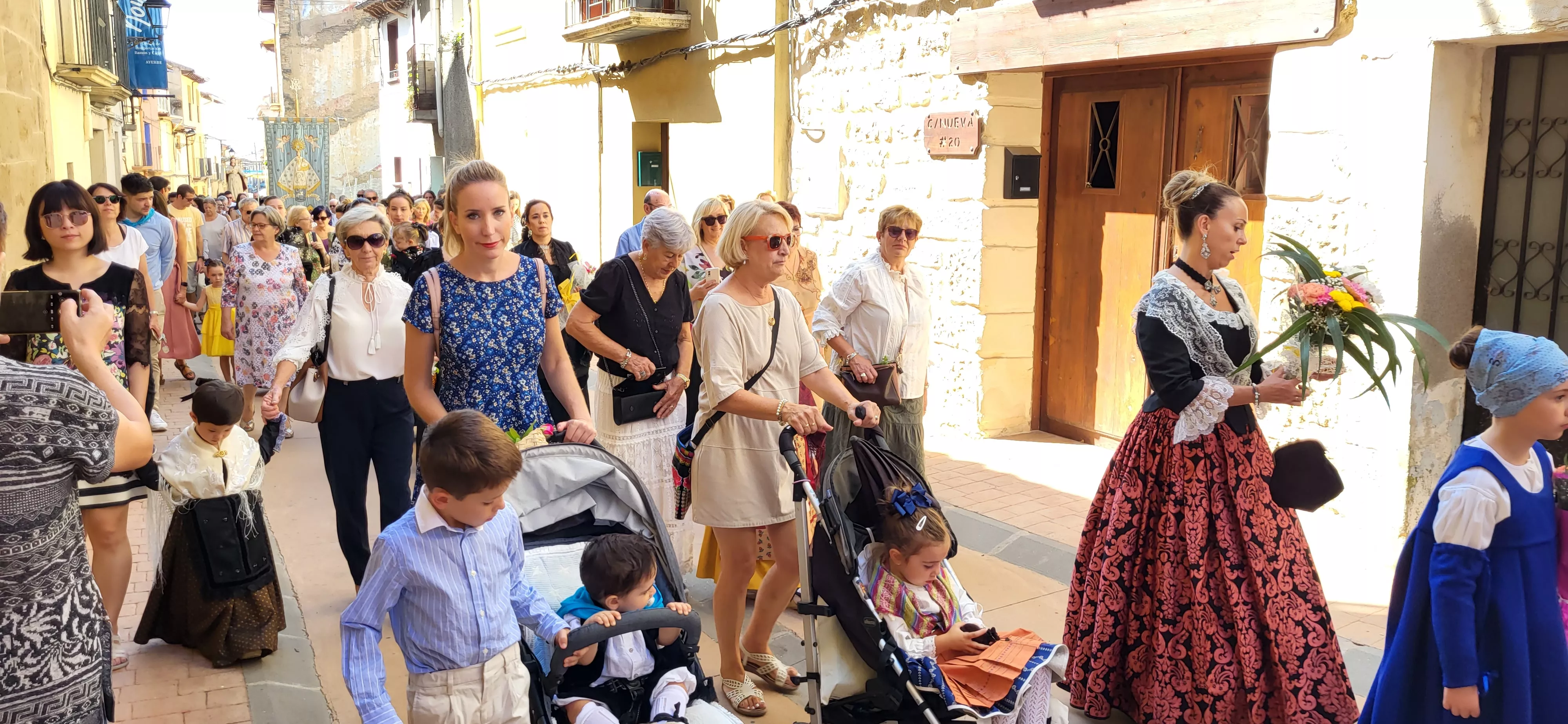 La procesión de Santa Leticia recorre la calles de Ayerbe. Foto Mercedes Manterola