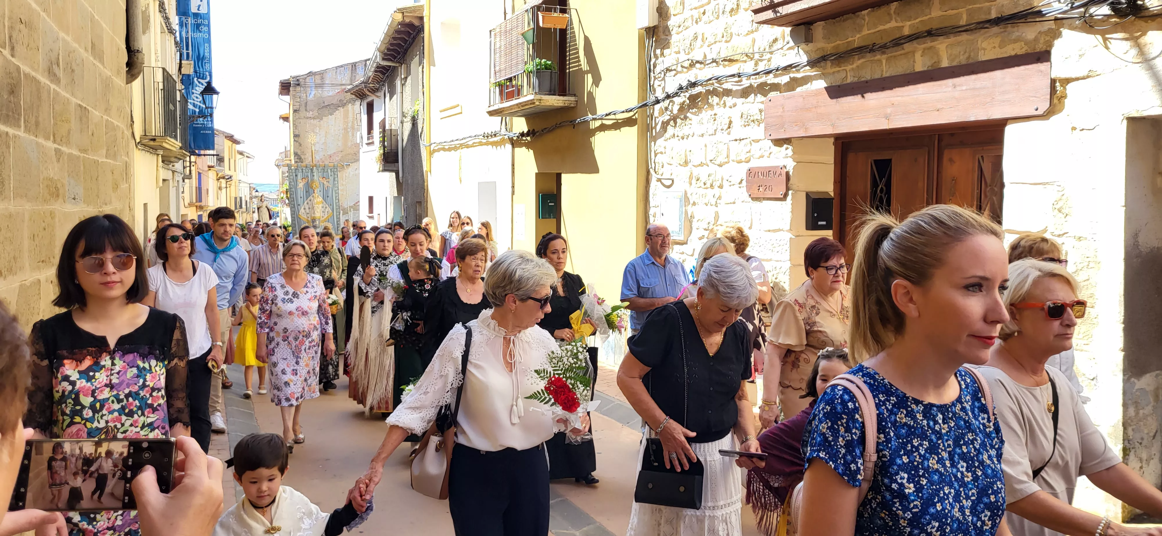 La procesión de Santa Leticia recorre la calles de Ayerbe. Foto Mercedes Manterola