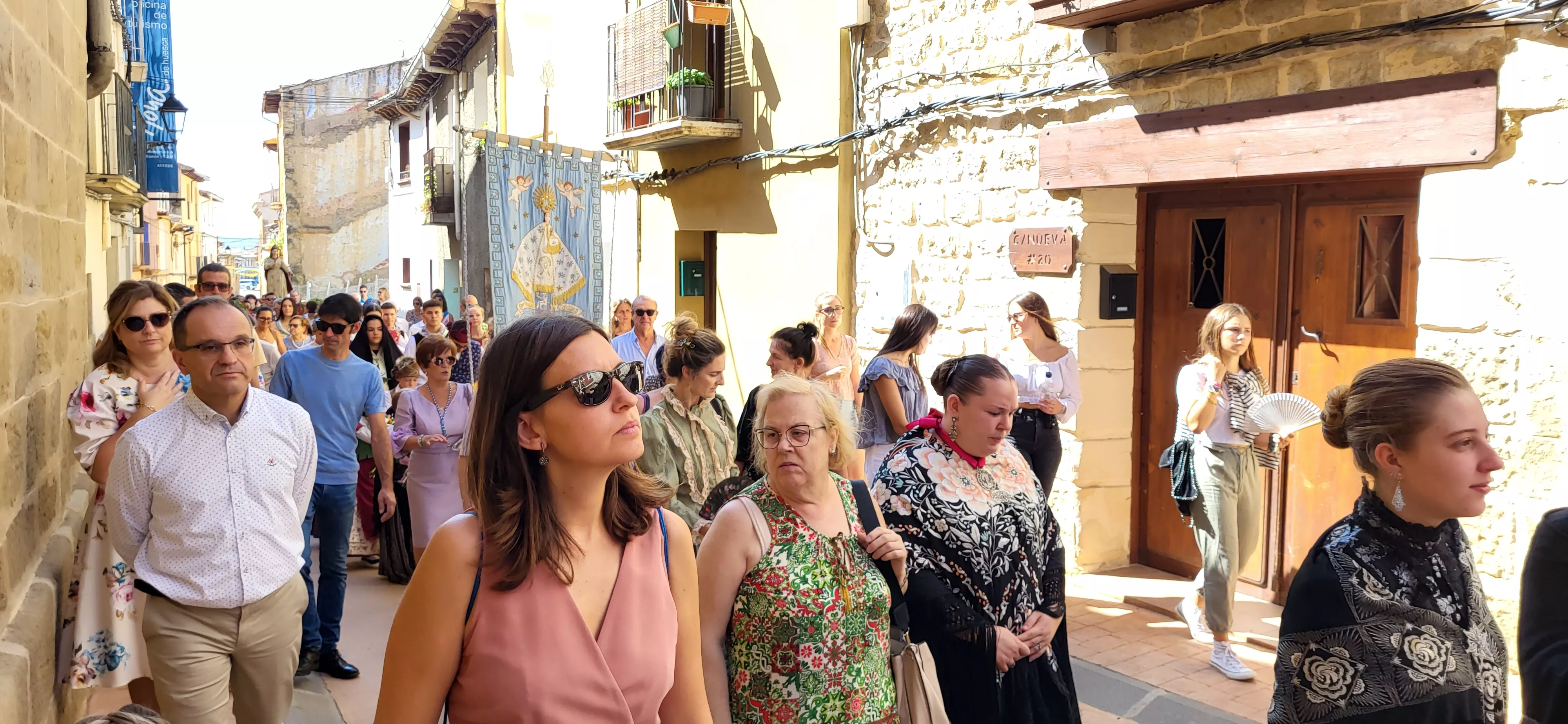 La procesión de Santa Leticia recorre la calles de Ayerbe. Foto Mercedes Manterola