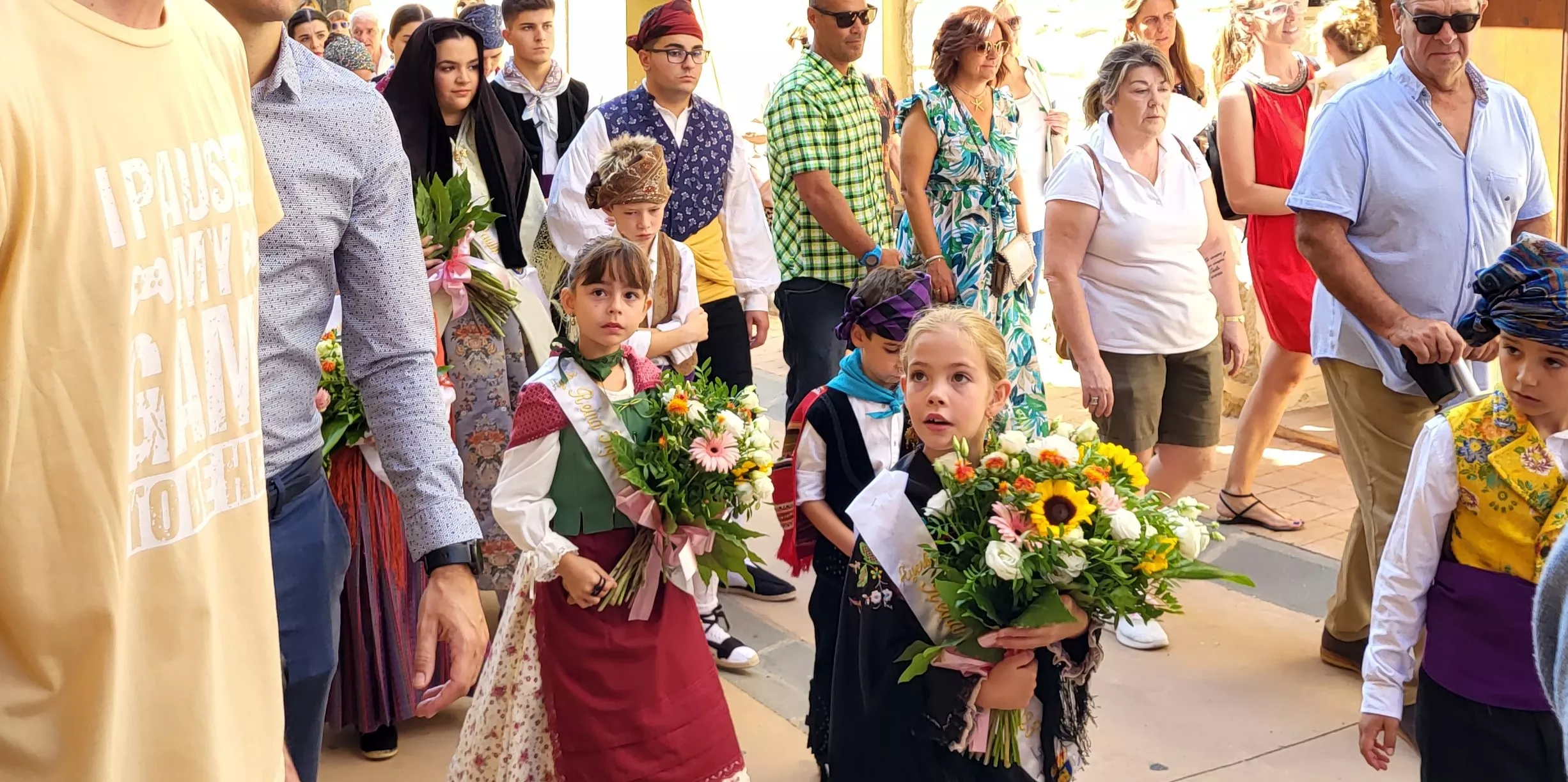 La procesión de Santa Leticia recorre la calles de Ayerbe. Foto Mercedes Manterola