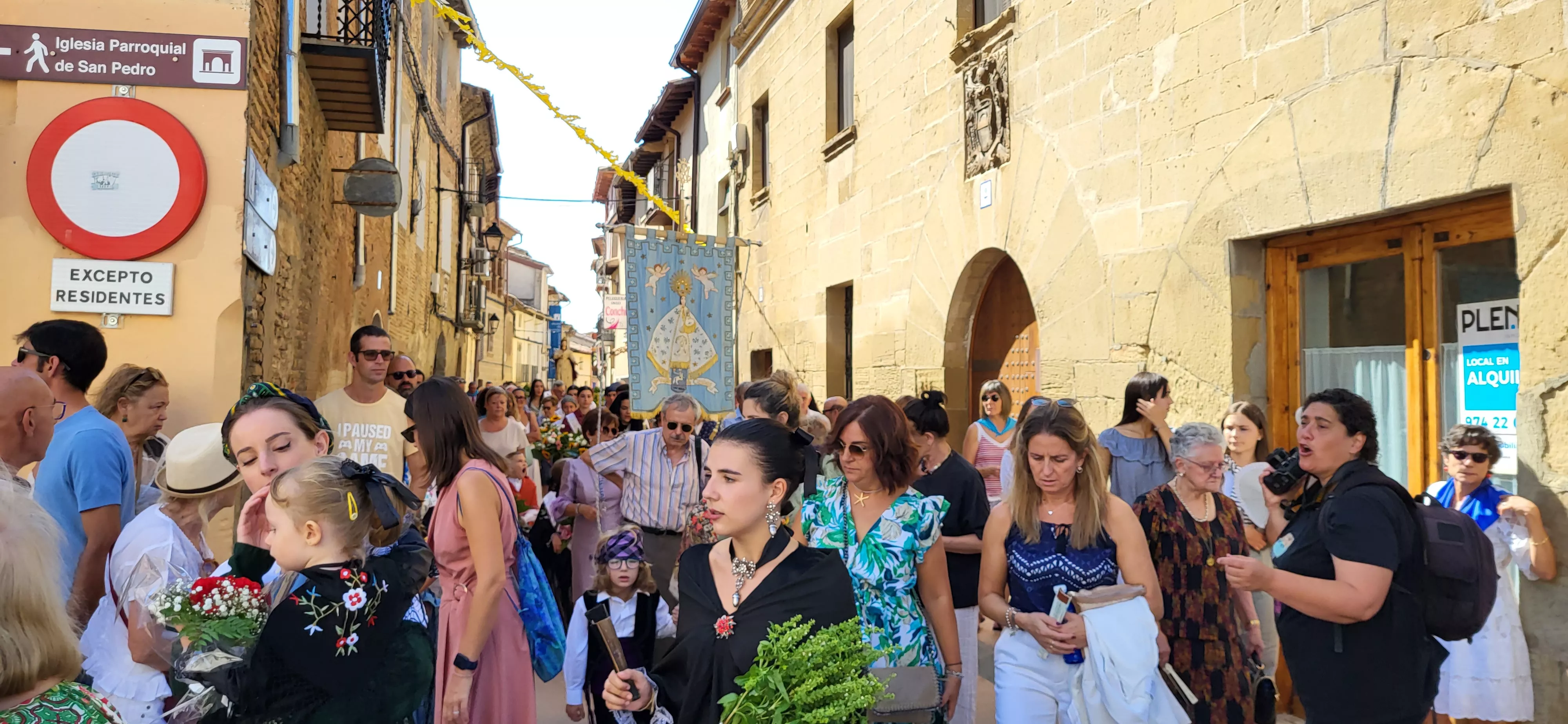 La procesión de Santa Leticia recorre la calles de Ayerbe. Foto Mercedes Manterola