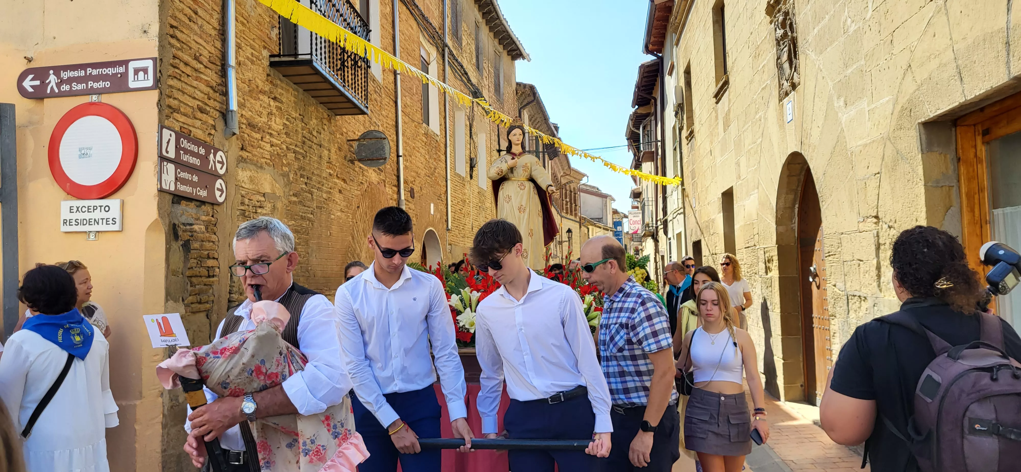La procesión de Santa Leticia recorre la calles de Ayerbe. Foto Mercedes Manterola