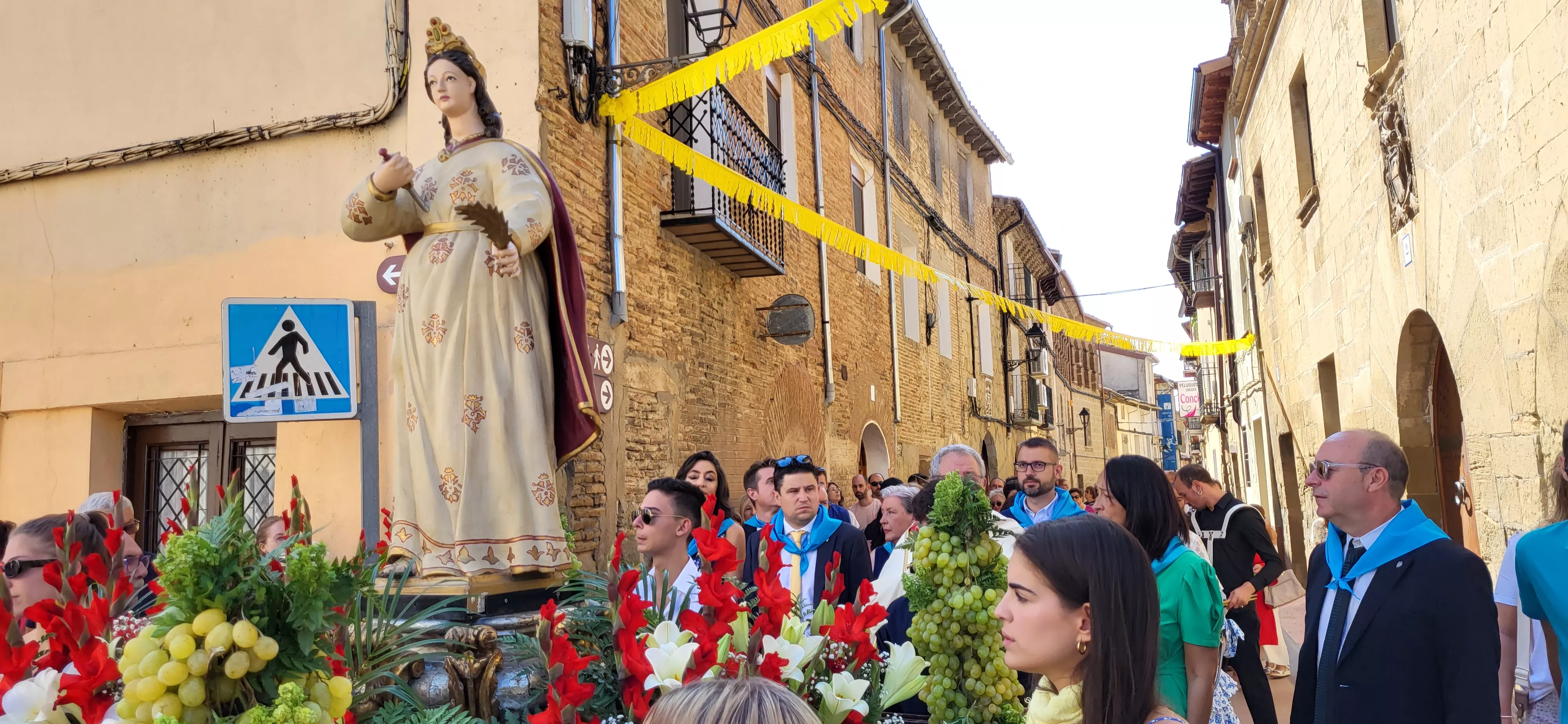 La procesión de Santa Leticia recorre la calles de Ayerbe. Foto Mercedes Manterola