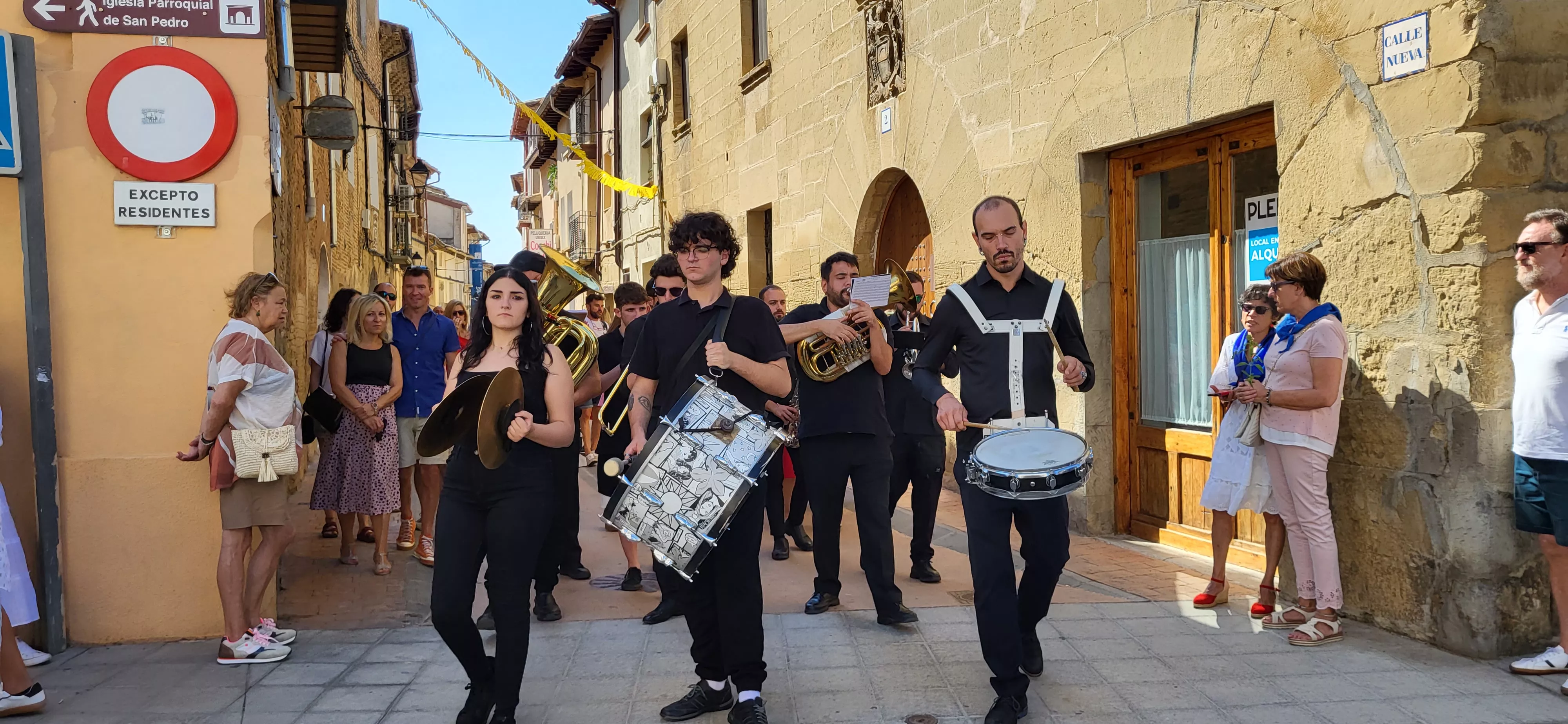 La procesión de Santa Leticia recorre la calles de Ayerbe. Foto Mercedes Manterola