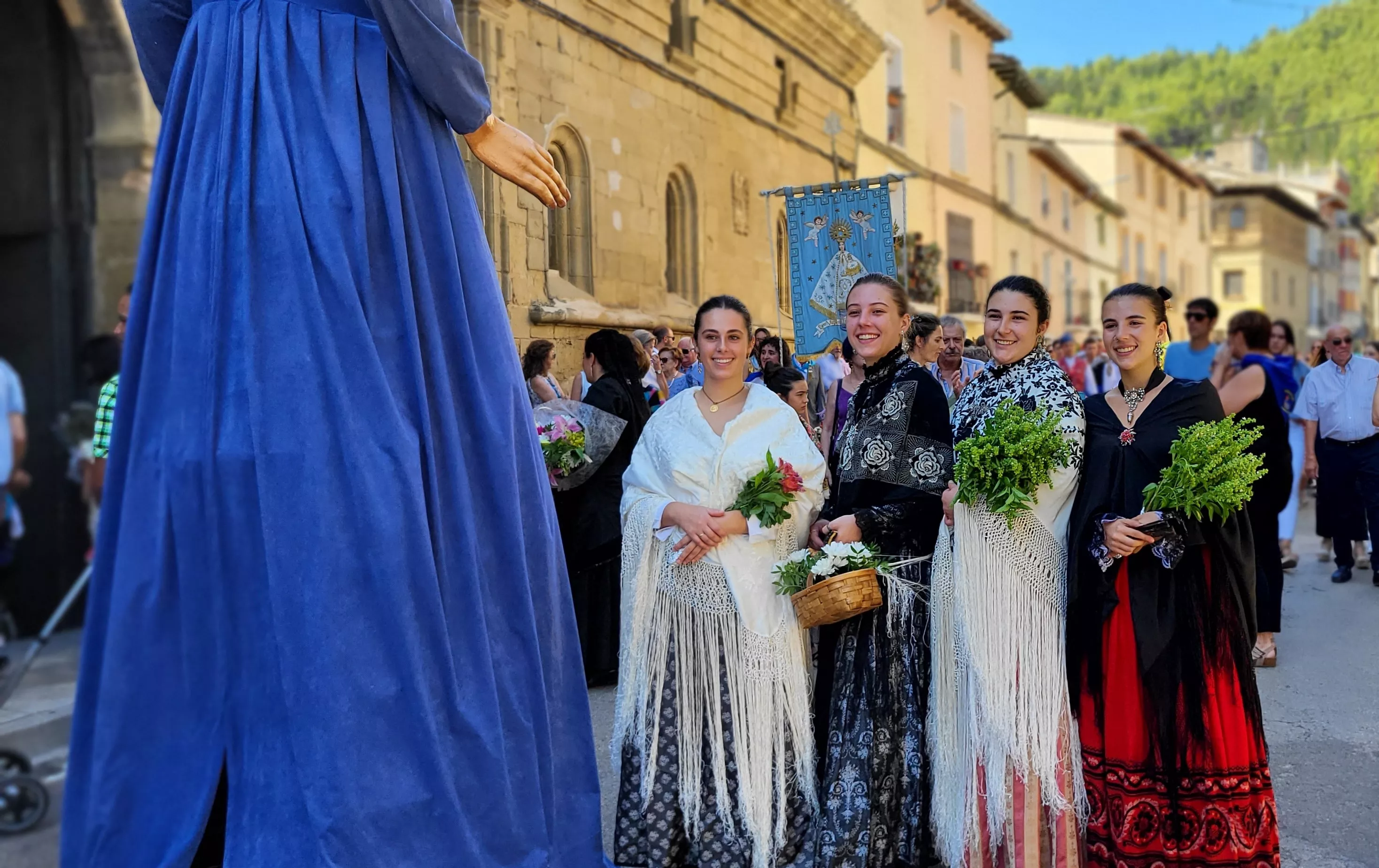 La procesión de Santa Leticia recorre la calles de Ayerbe. Foto Mercedes Manterola