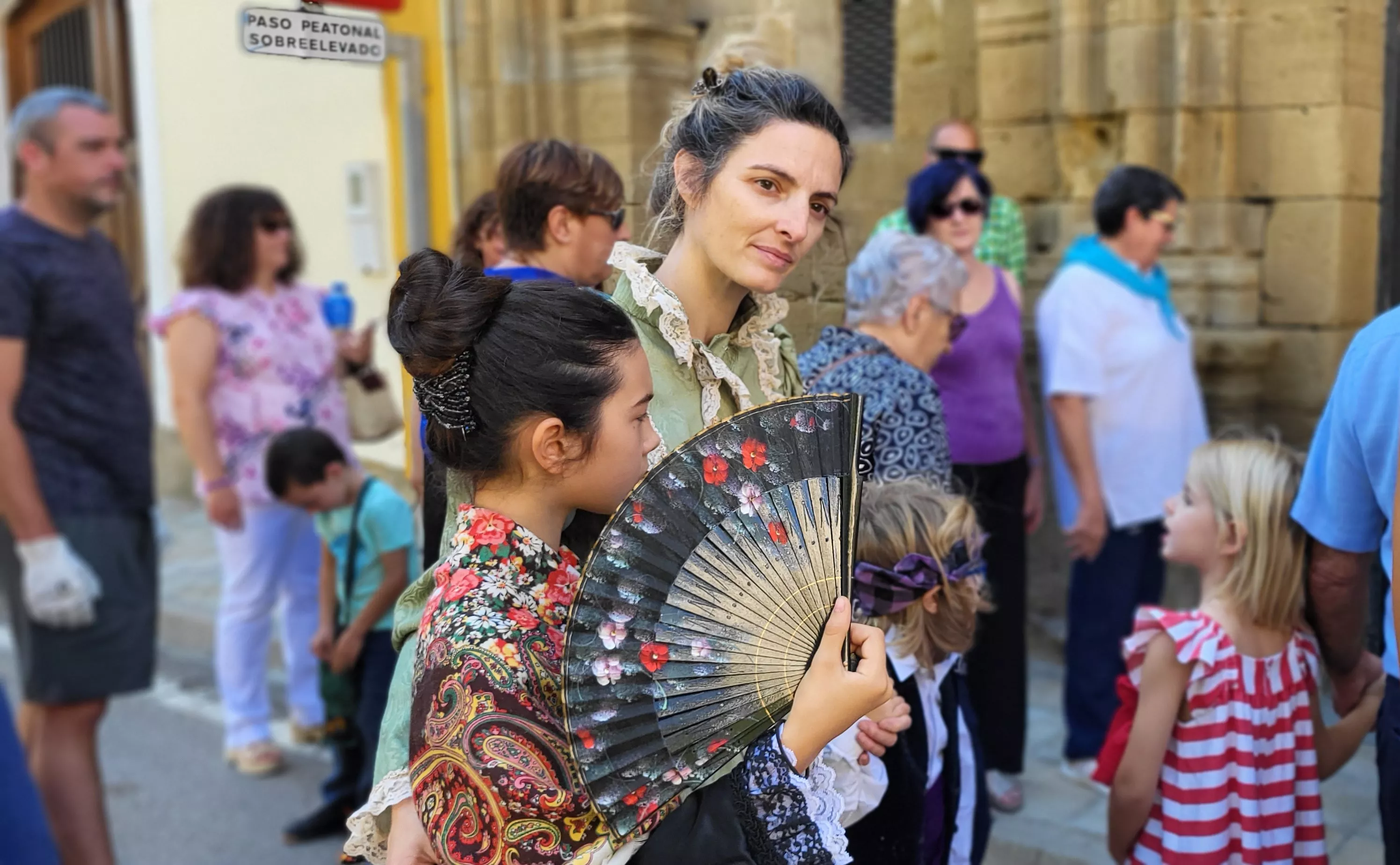 La procesión de Santa Leticia recorre la calles de Ayerbe. Foto Mercedes Manterola