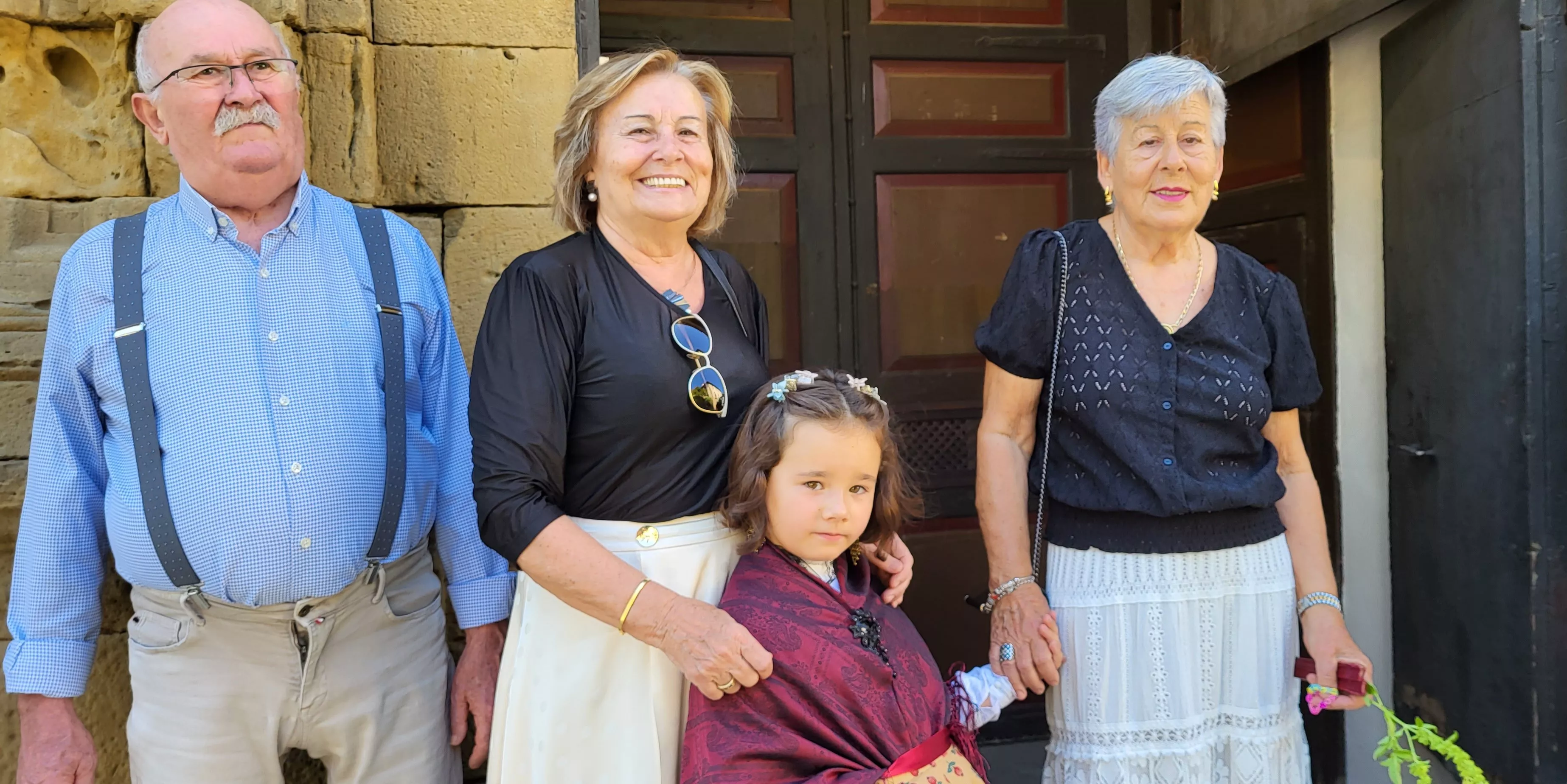 La procesión de Santa Leticia recorre la calles de Ayerbe. Foto Mercedes Manterola