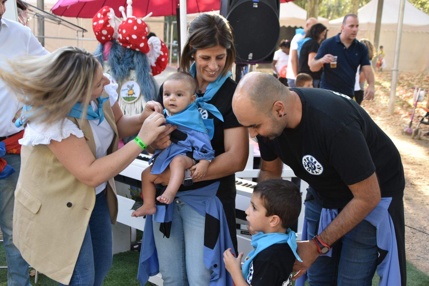 Los bebés de Monzón reciben su primera pañoleta 