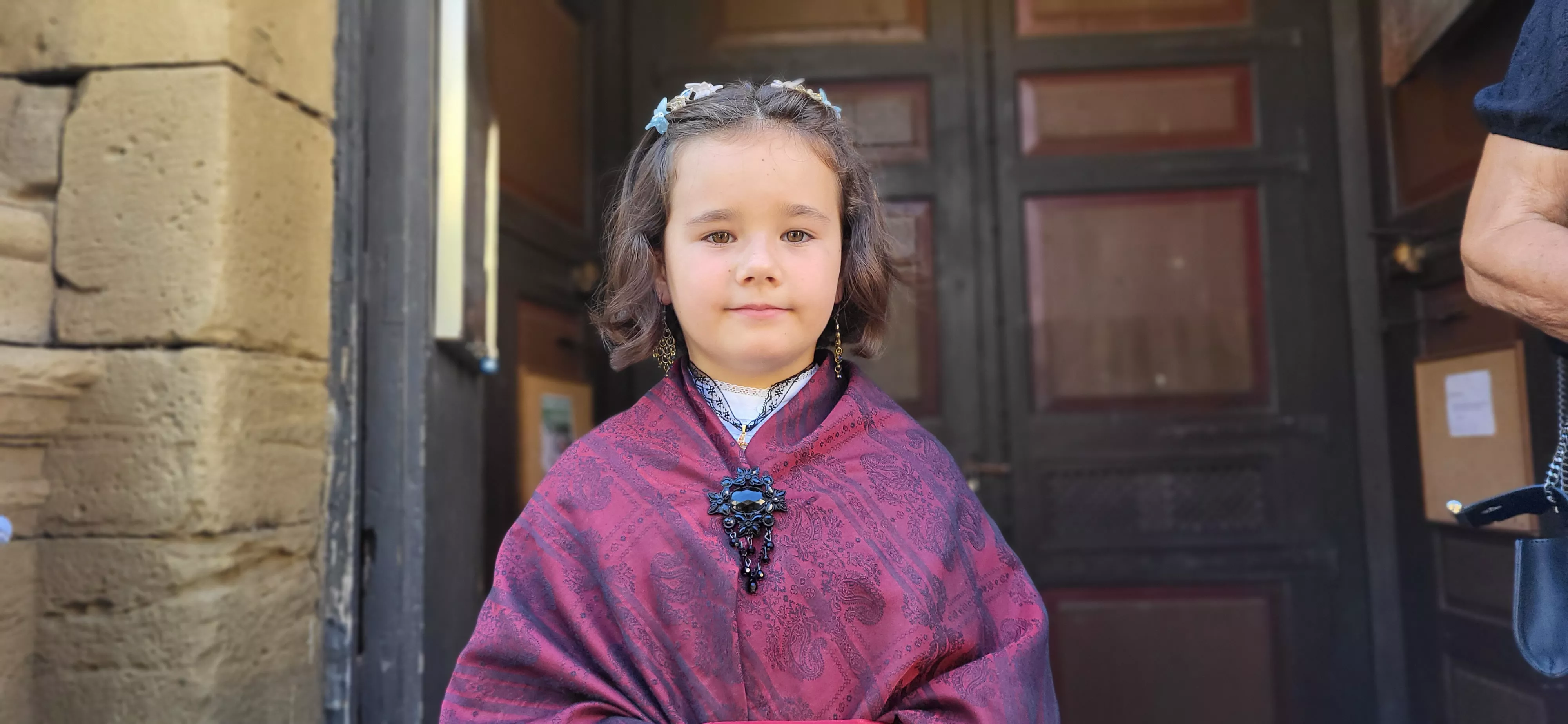 La procesión de Santa Leticia recorre la calles de Ayerbe. Foto Mercedes Manterola
