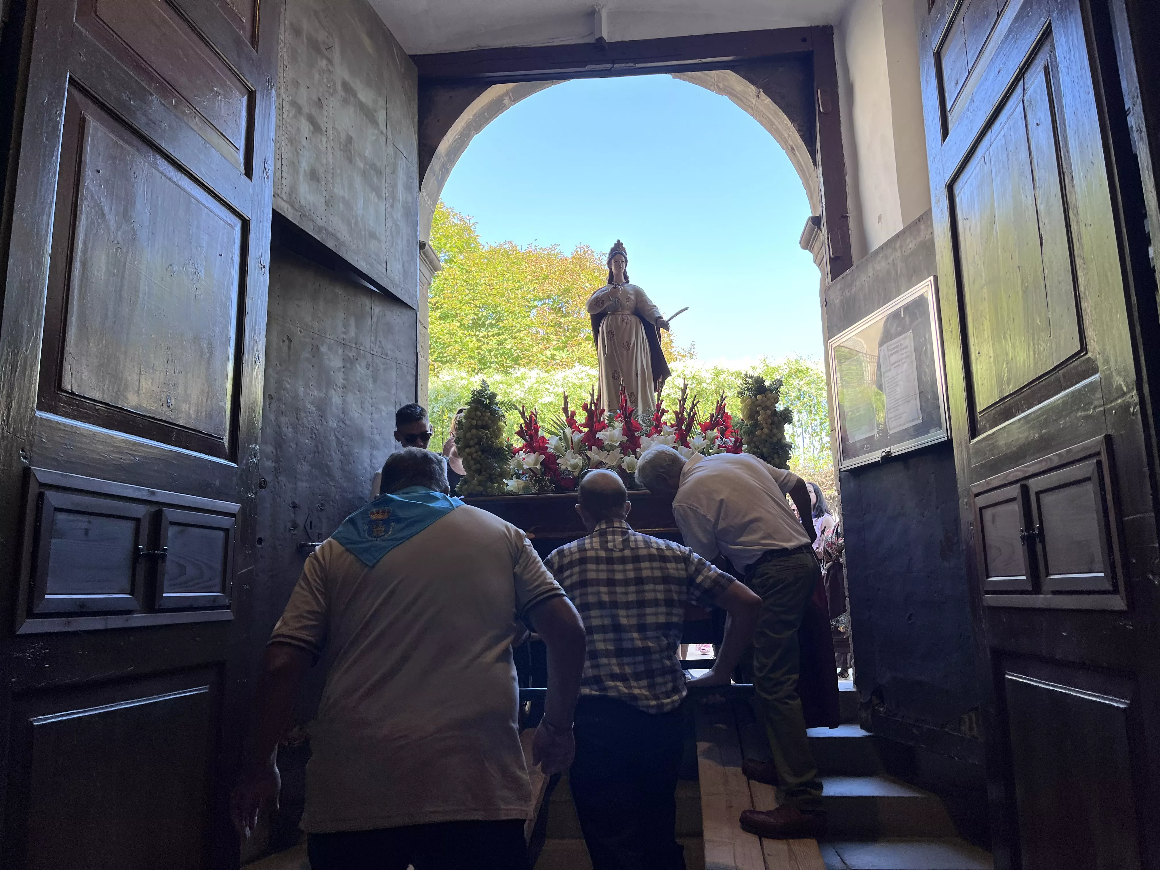 La procesión de Santa Leticia recorre la calles de Ayerbe. Foto Mercedes Manterola