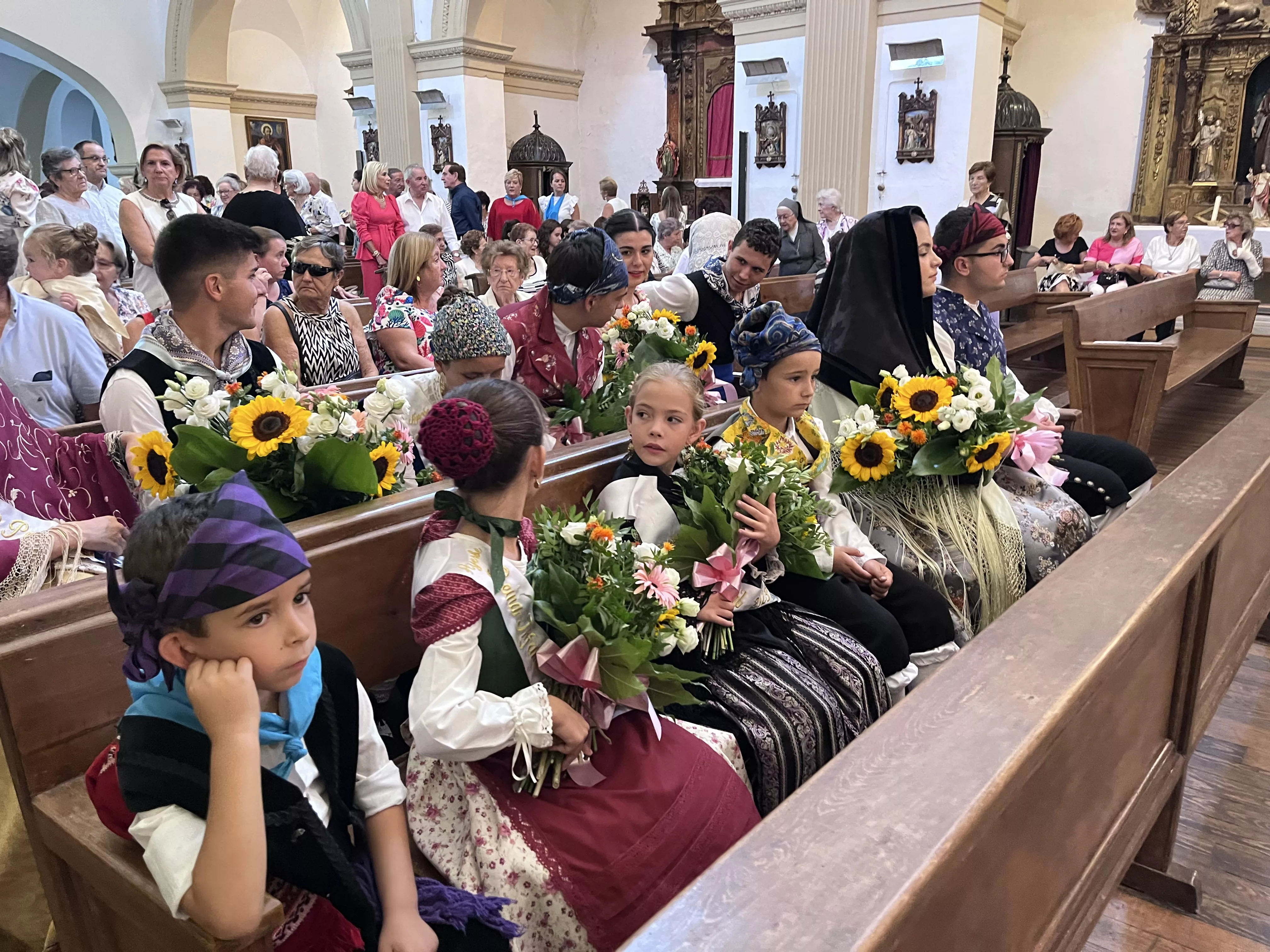 Misa y ofrenda de flores en Ayerbe. Foto Mercedes Manterola