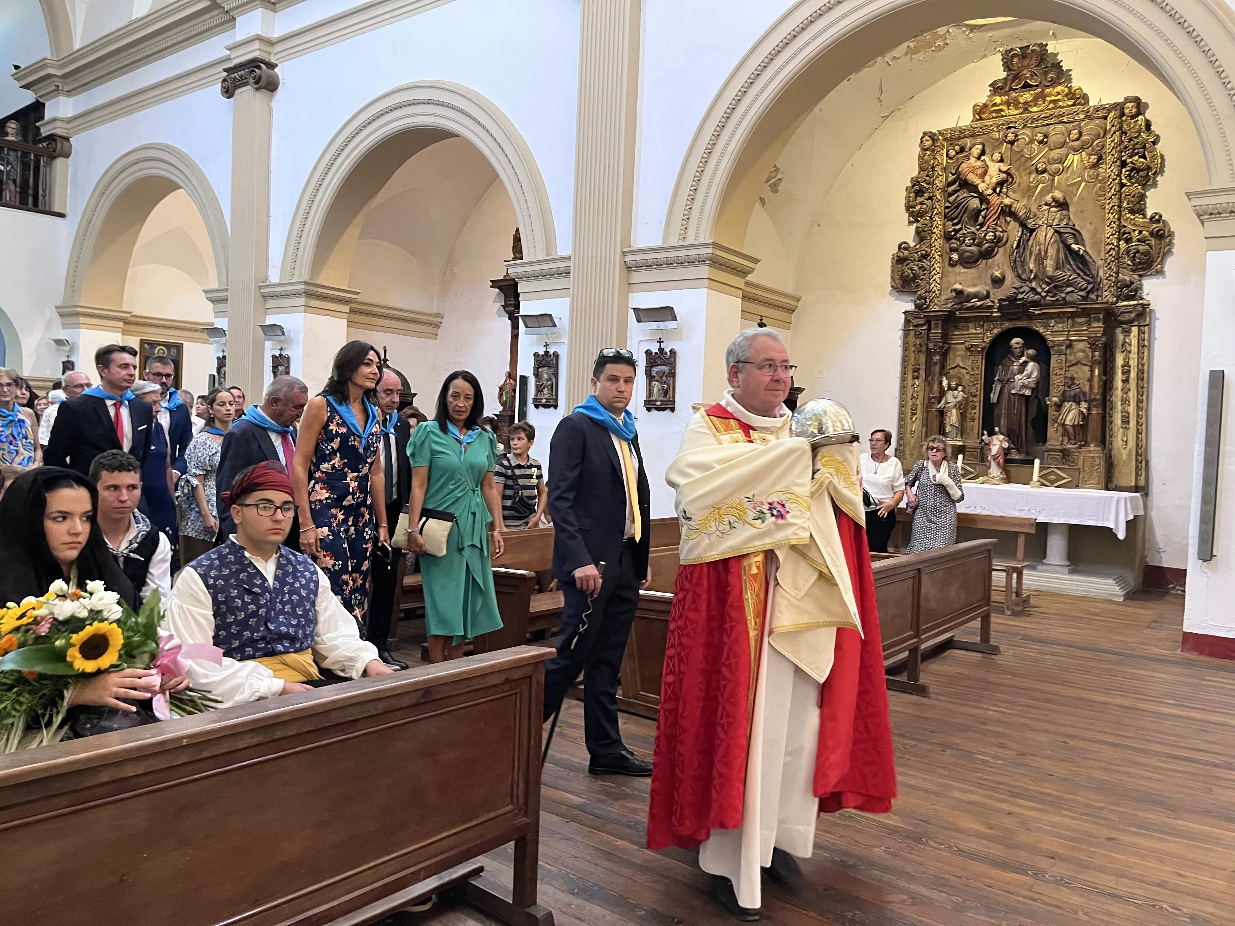 Misa y ofrenda de flores en Ayerbe. Foto Mercedes Manterola