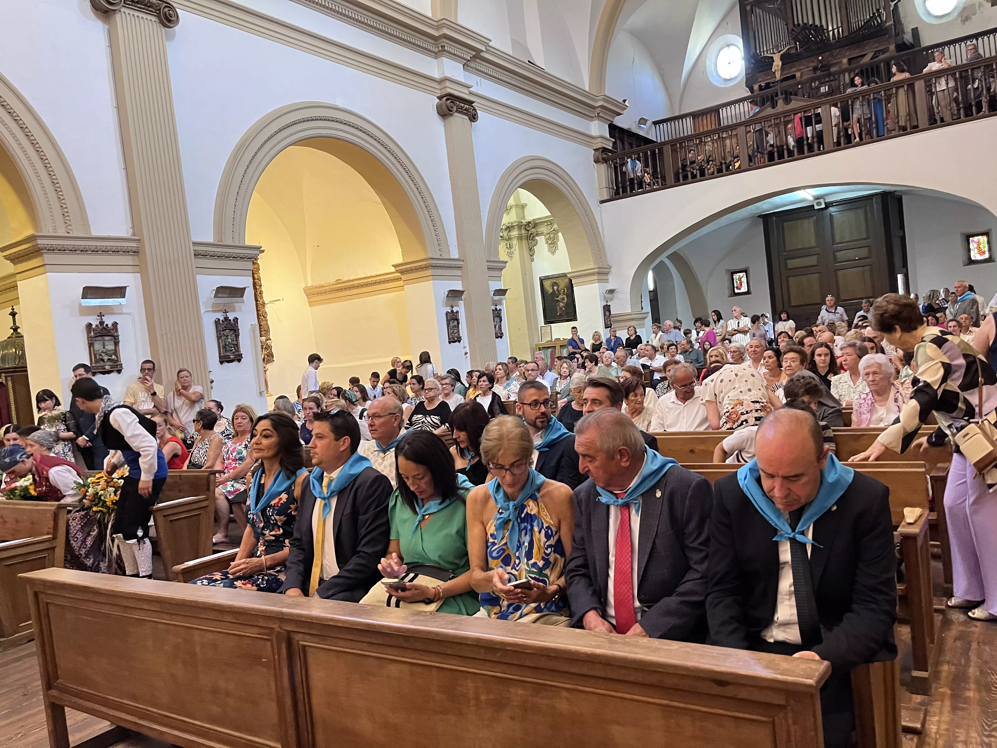 Misa y ofrenda de flores en Ayerbe. Foto Mercedes Manterola