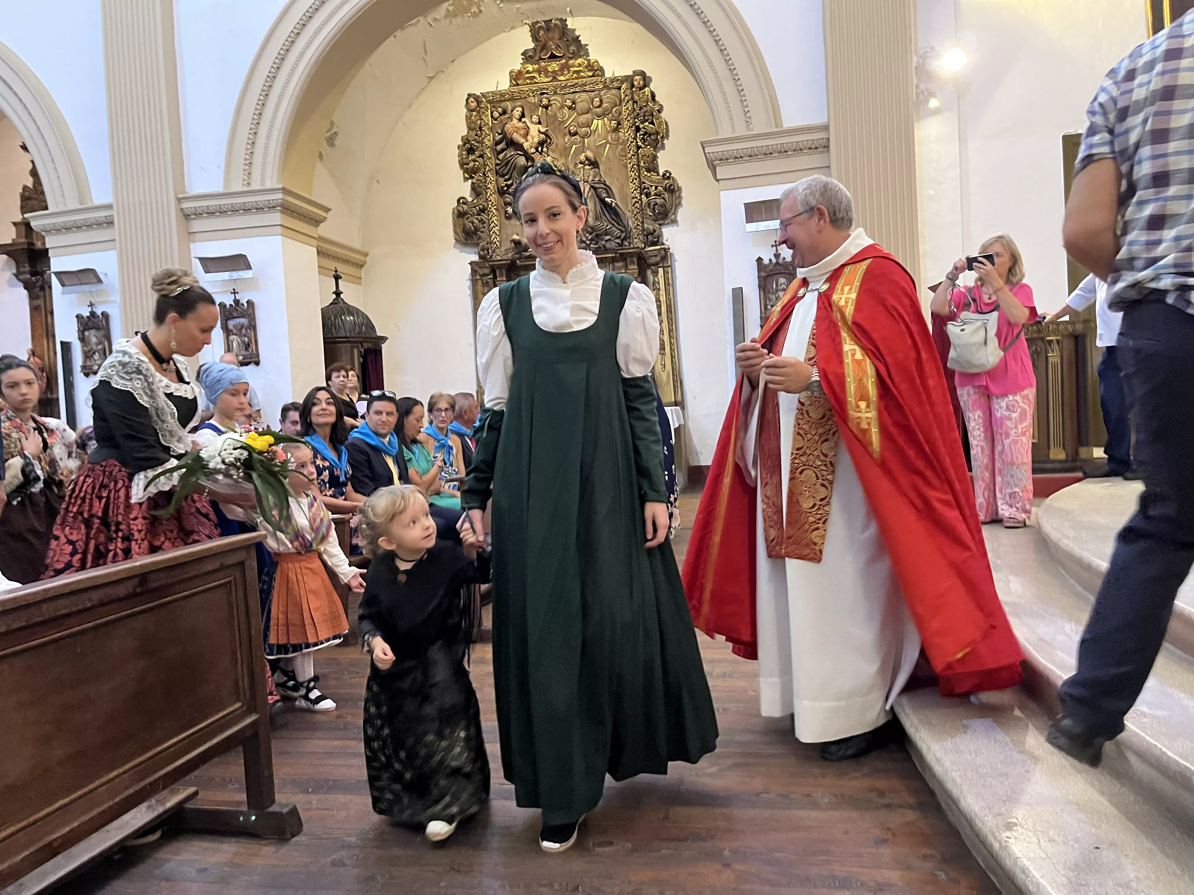 Misa y ofrenda de flores en Ayerbe. Foto Mercedes Manterola