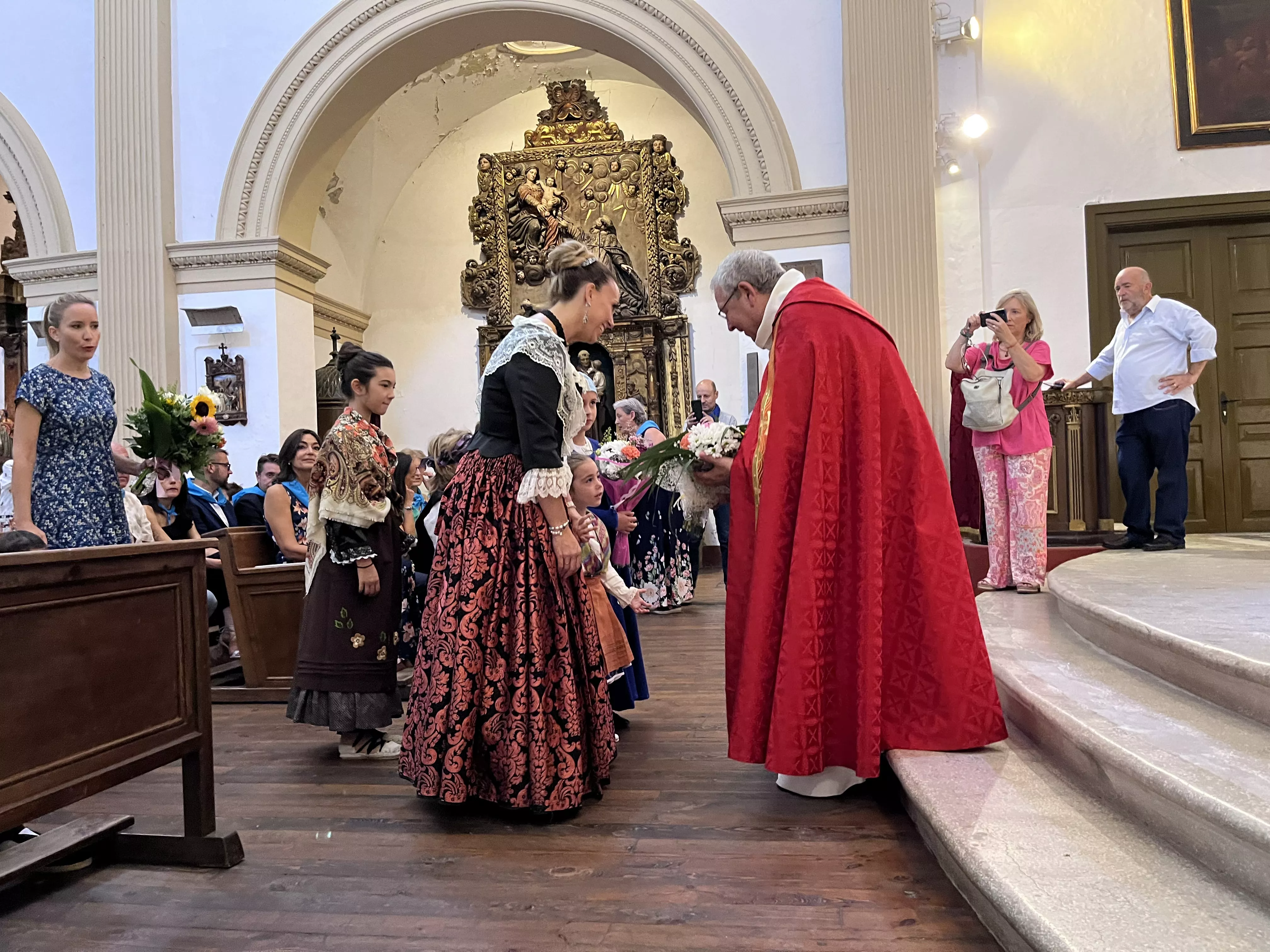 Misa y ofrenda de flores en Ayerbe. Foto Mercedes Manterola