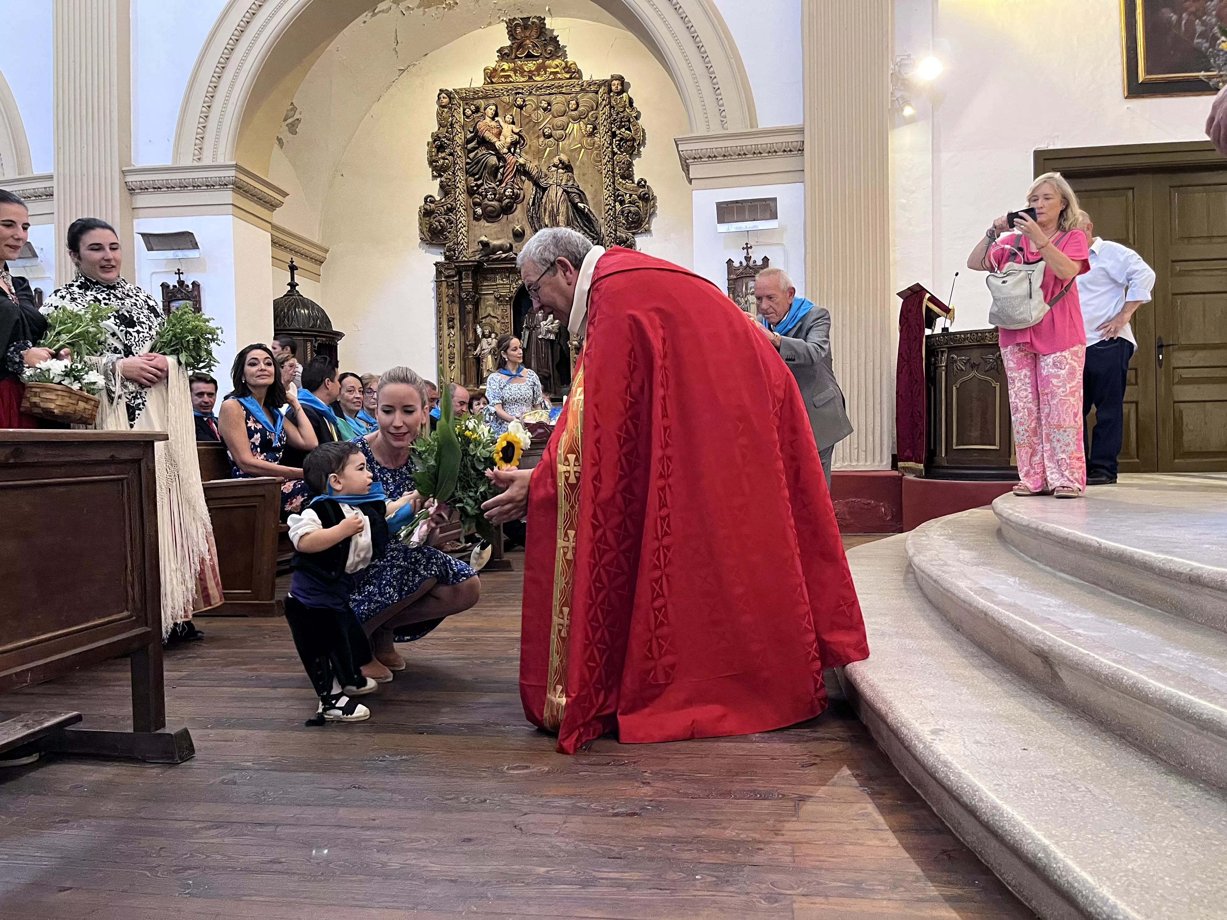 Misa y ofrenda de flores en Ayerbe. Foto Mercedes Manterola