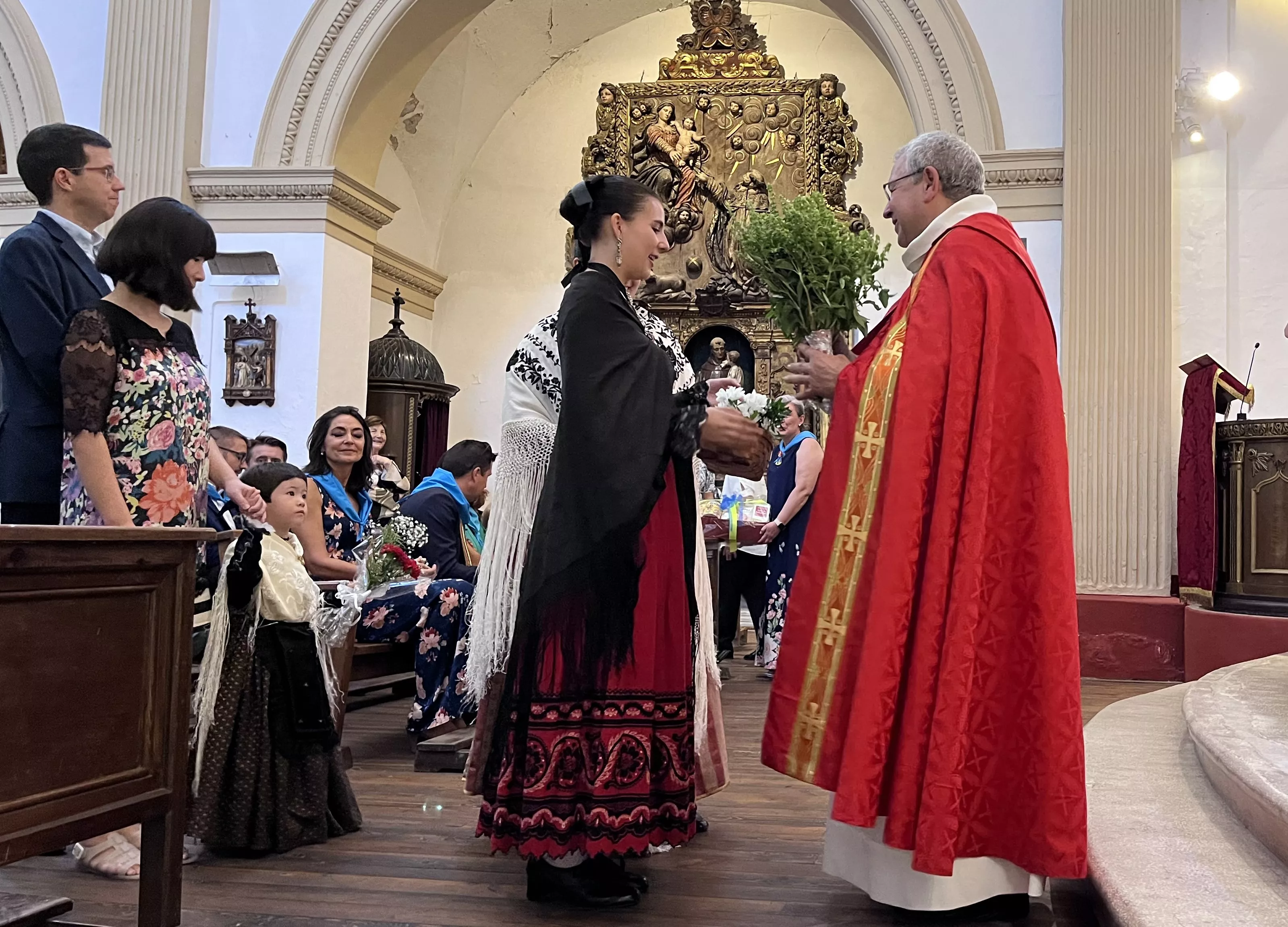 Misa y ofrenda de flores en Ayerbe. Foto Mercedes Manterola