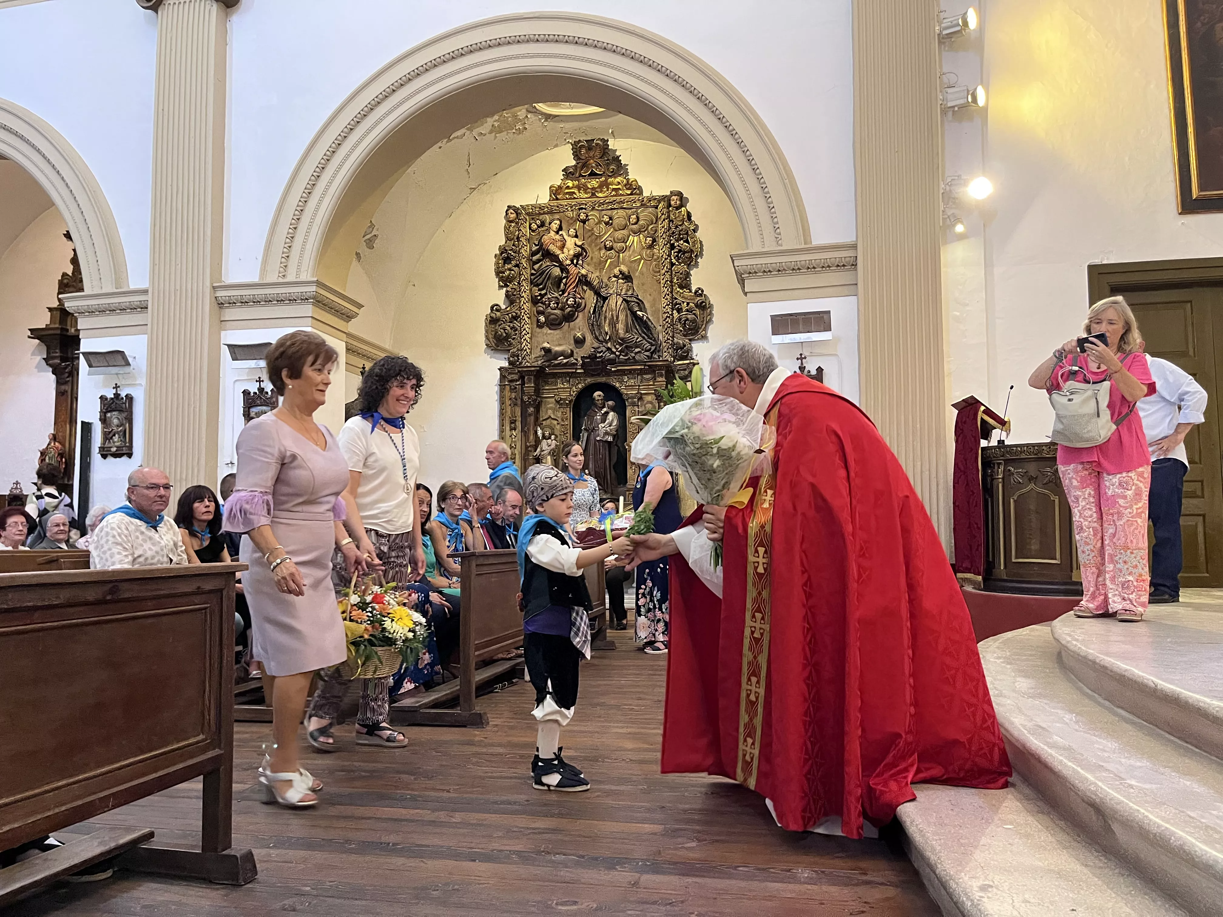 Misa y ofrenda de flores en Ayerbe. Foto Mercedes Manterola
