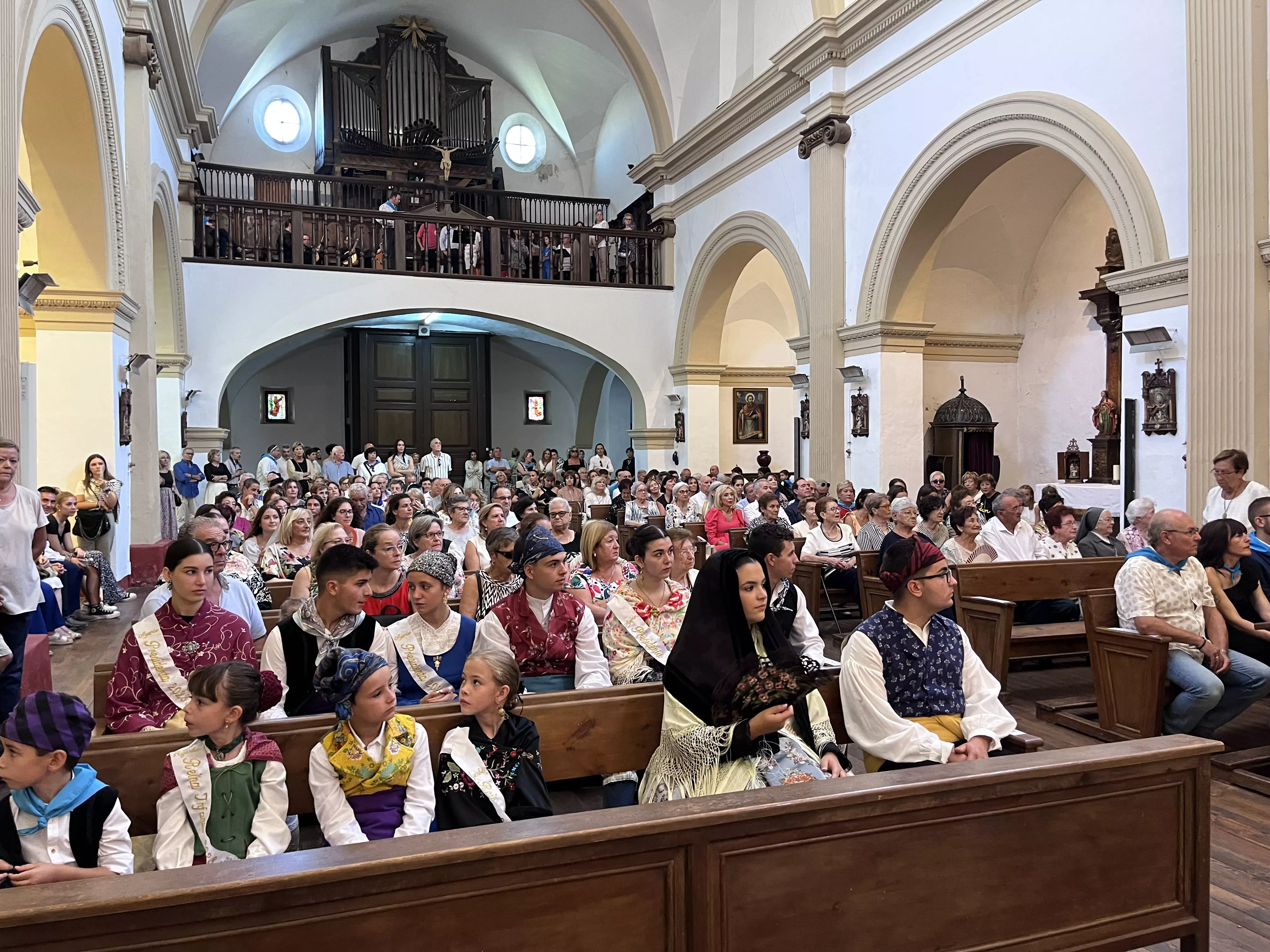 Misa y ofrenda de flores en Ayerbe. Foto Mercedes Manterola