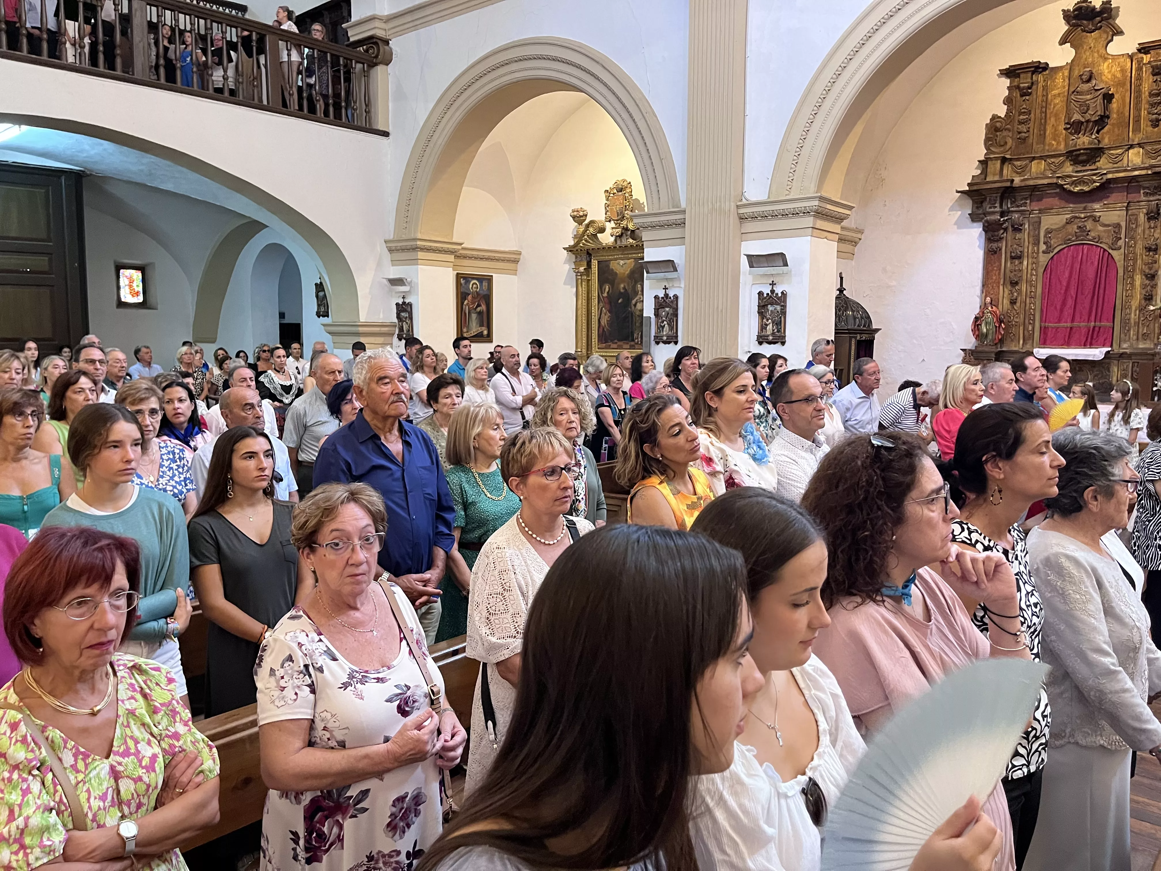 Misa y ofrenda de flores en Ayerbe. Foto Mercedes Manterola