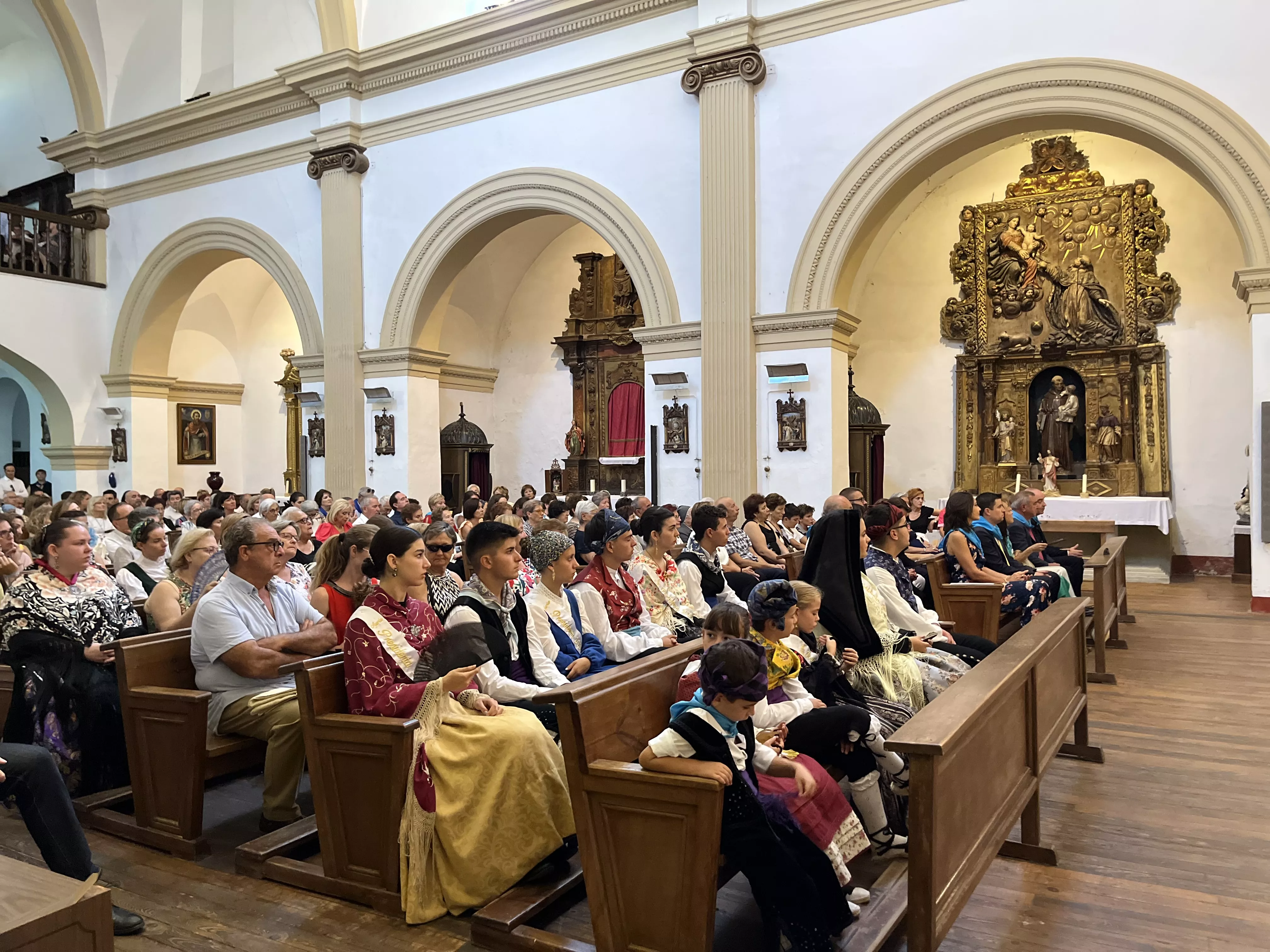 Misa y ofrenda de flores en Ayerbe. Foto Mercedes Manterola