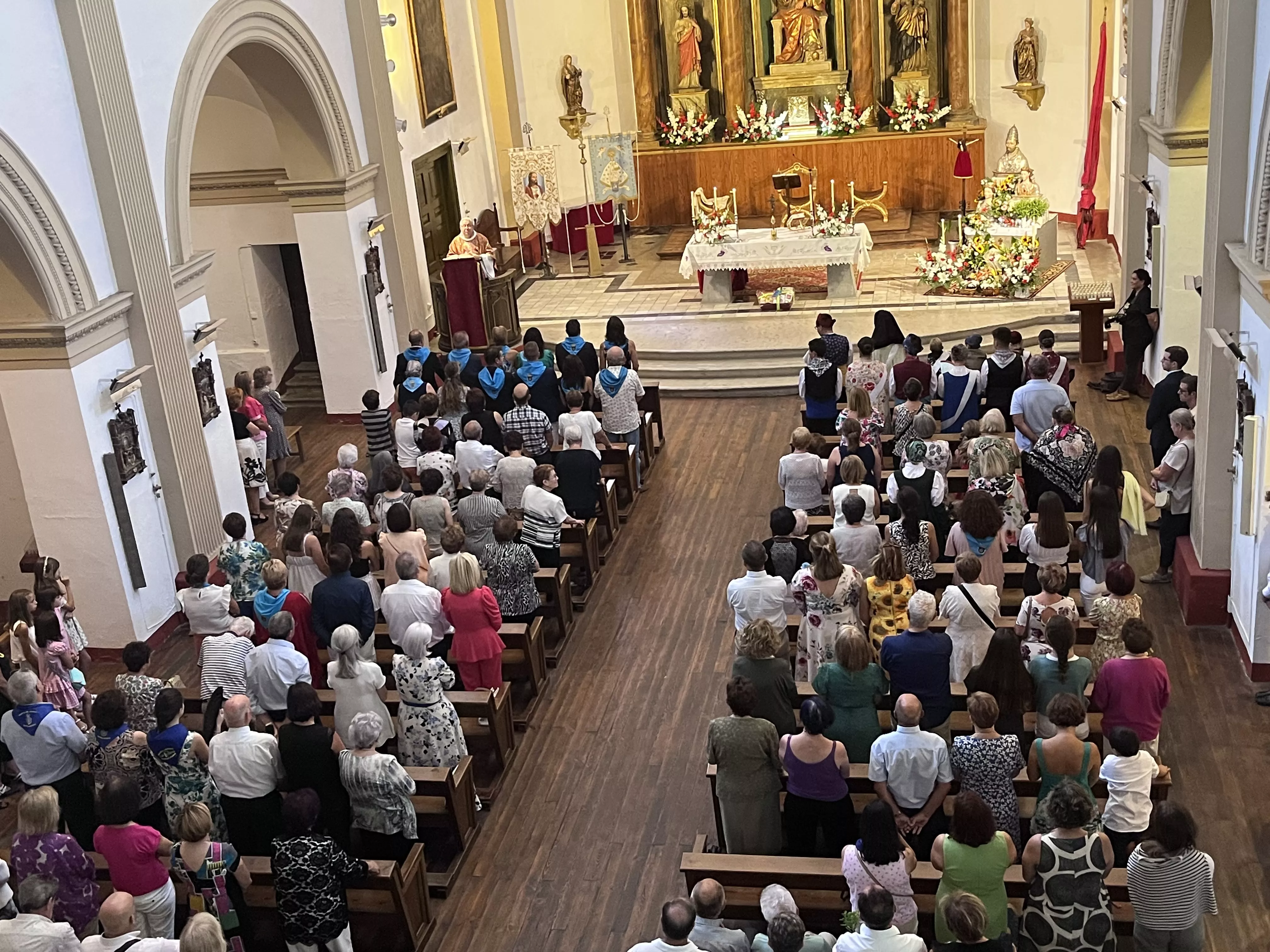 Misa y ofrenda de flores en Ayerbe. Foto Mercedes Manterola