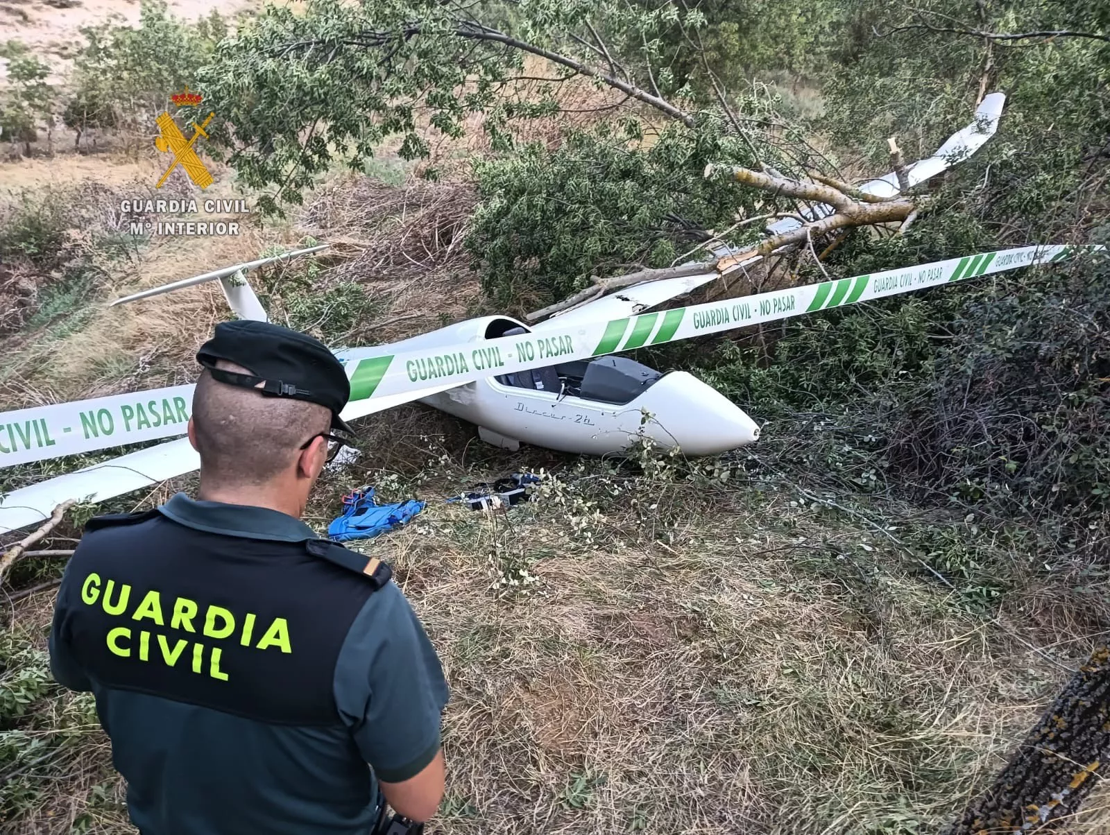 La Guardia Civil junto al planeador que ha sufrido un accidente.