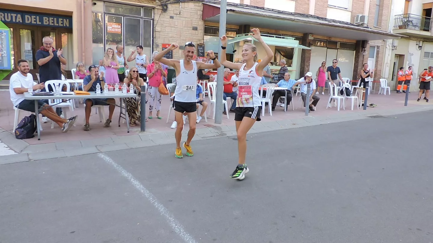 Xavi Tomasa e Isabel Linares bailando la Jota de los pollos