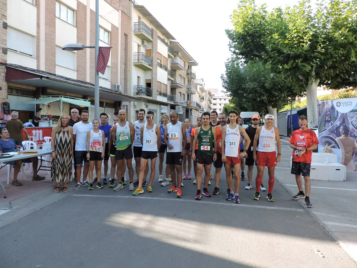 Participantes de la 65 Carrera Pedestre con las autoridades