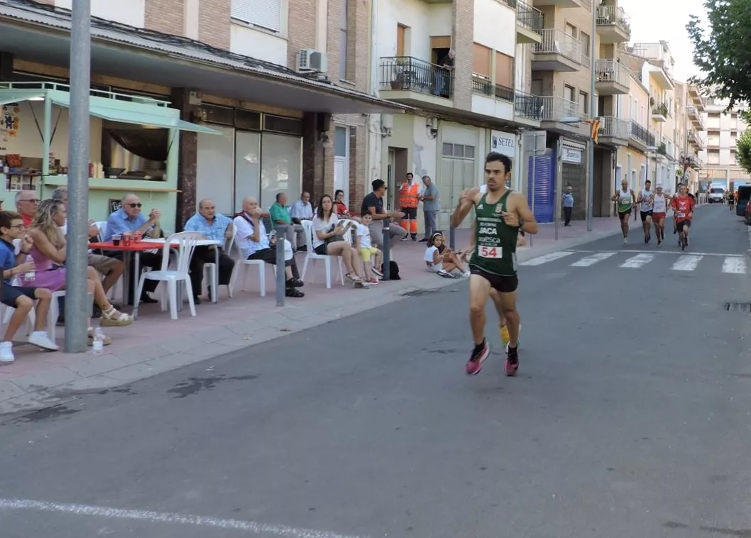 Alberto Puyuelo con Xavi Tomasa detrás y el grupo perseguidor