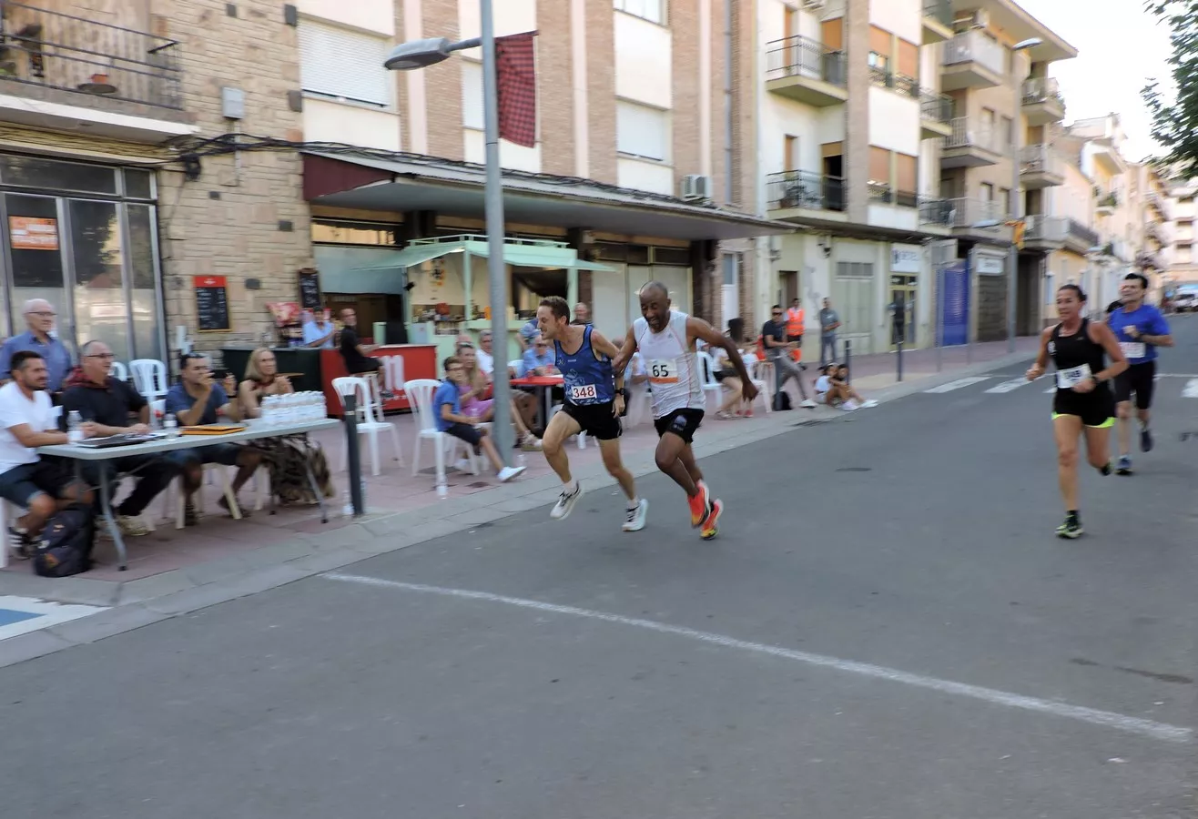 Juan Luis Pérez y Mustapha Elkhouyaali disputando una prima