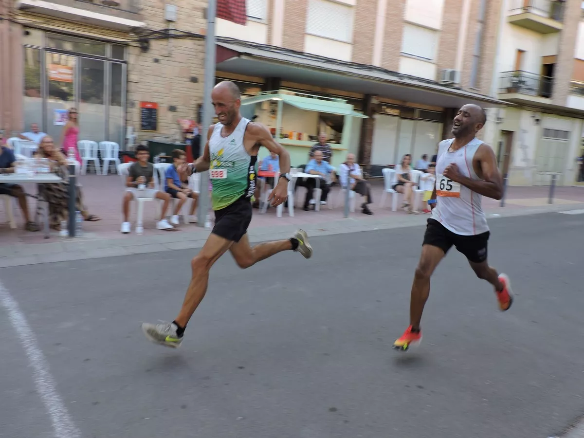 César Mur y Mustapha Elkhouyaali disputando una prima