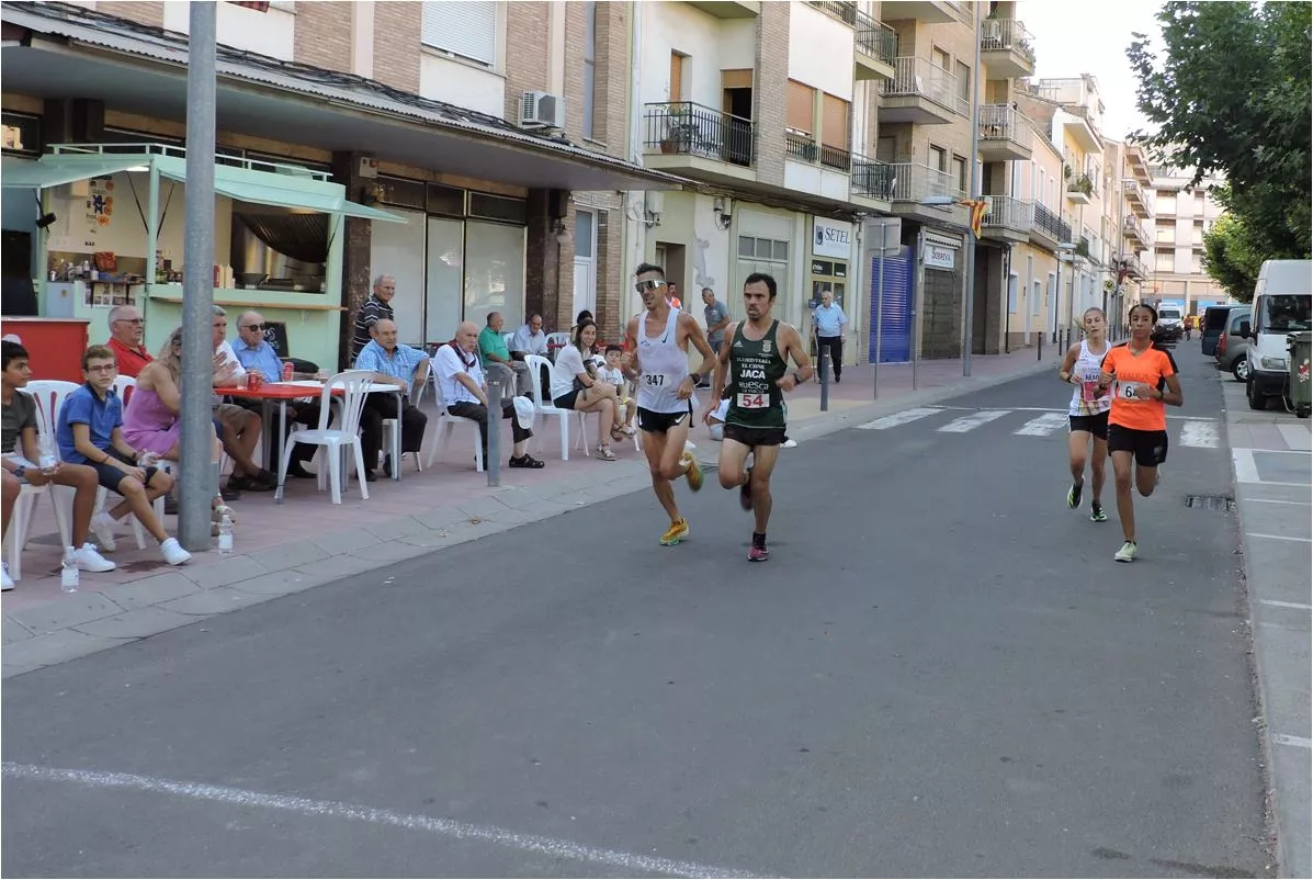 Grupo de cabeza masculino doblando al grupo de cabeza femenino