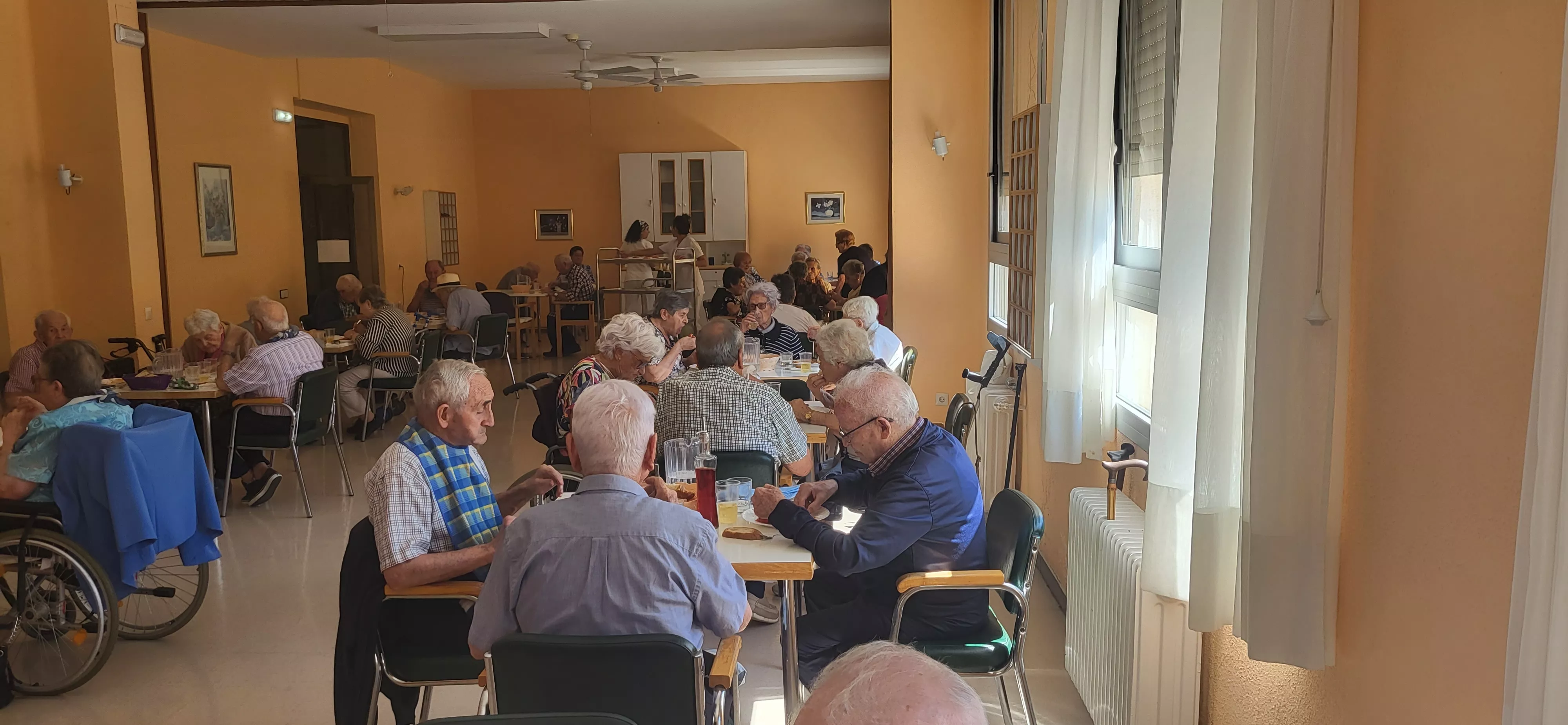 Visita a la residencia de mayores de Ayerbe. Foto Mercedes Manterola