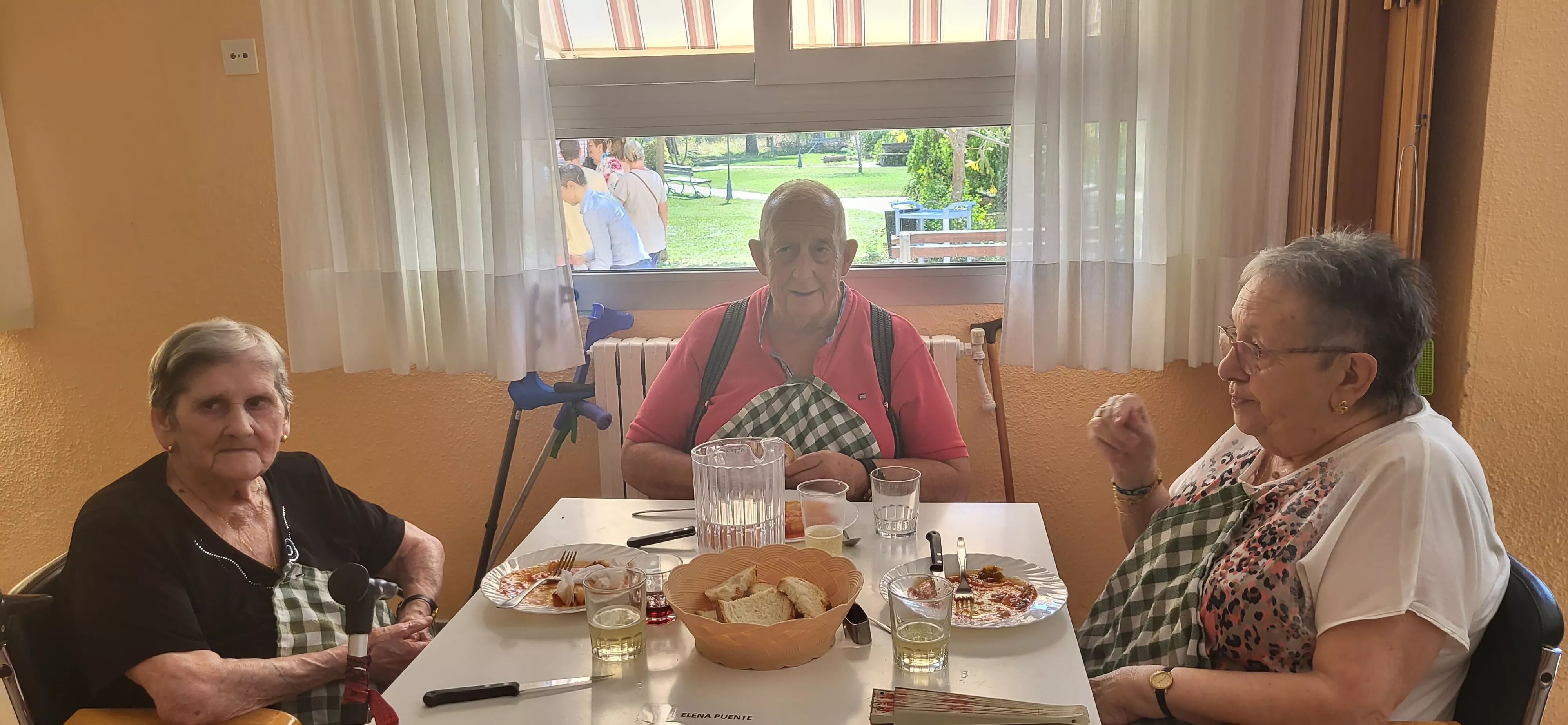 Visita a la residencia de mayores de Ayerbe. Foto Mercedes Manterola