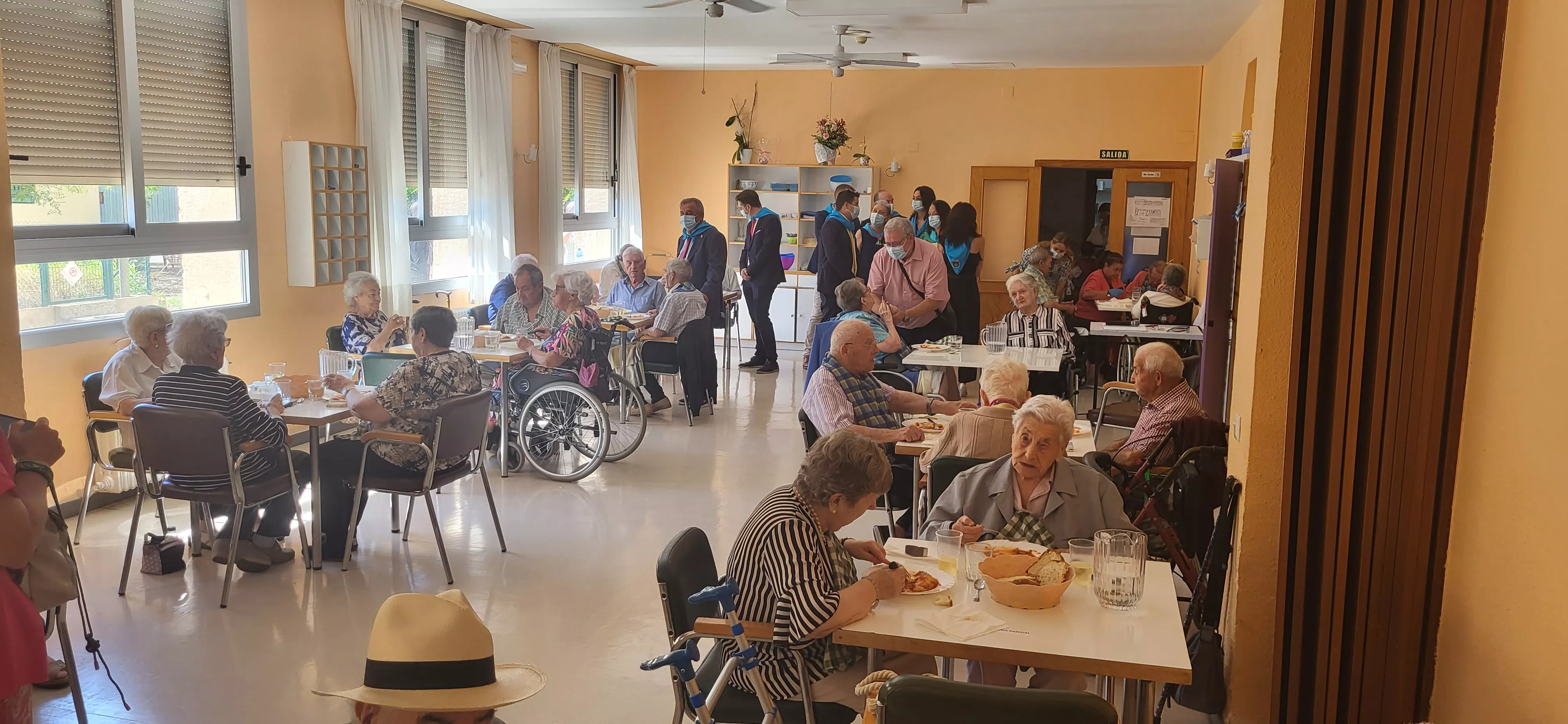 Visita a la residencia de mayores de Ayerbe. Foto Mercedes Manterola