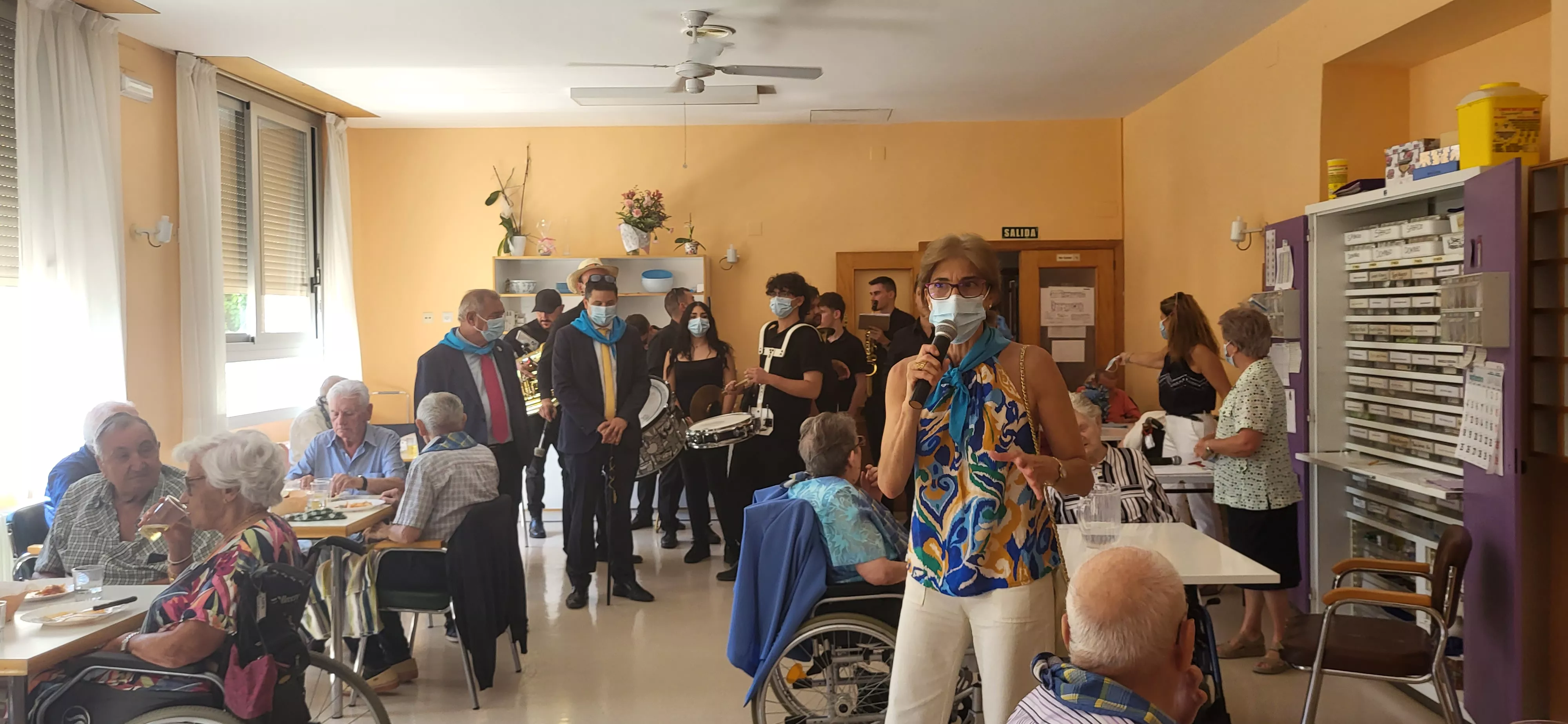 Visita a la residencia de mayores de Ayerbe. Foto Mercedes Manterola